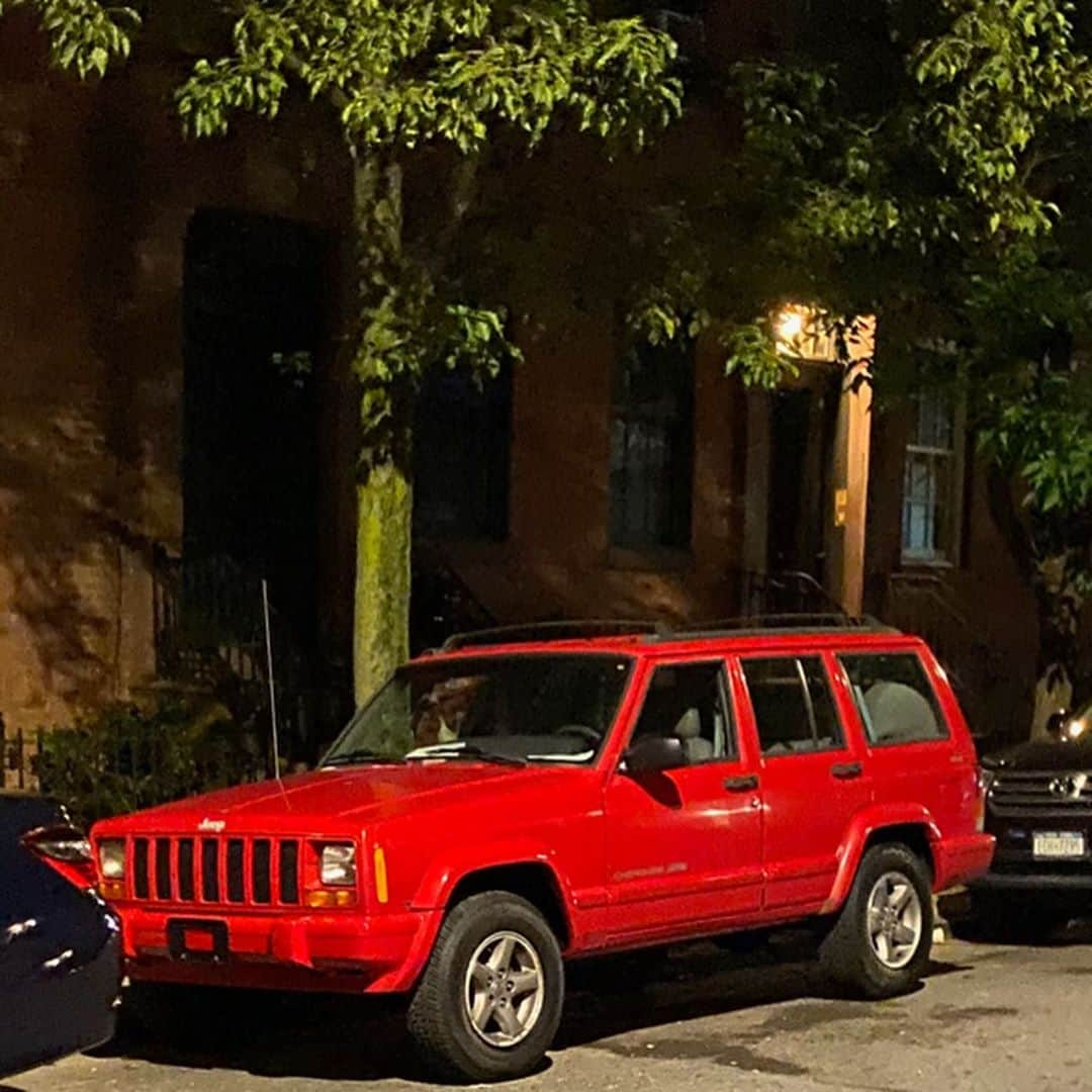 キャロル・ラドジウィルさんのインスタグラム写真 - (キャロル・ラドジウィルInstagram)「During quarantine I bought a 1998 Jeep Cherokee (see last slide). Each weekend I try to check out new places within a 2 hour drive of the city. Last weekend was Hudson. A new hotel called The Maker. It’s rare that a hotel is chic, sexy, modern and also cozy. The owners,  who founded the company, Fresh Beauty, did just that. Nailed the food too, try the potato au gratin.  Plus you get full size Fresh products in your room and you can take them, well, I did.  Check out the photos (man comes with the room). @themakerhotel ⭐️⭐️⭐️」10月4日 6時55分 - caroleradziwill