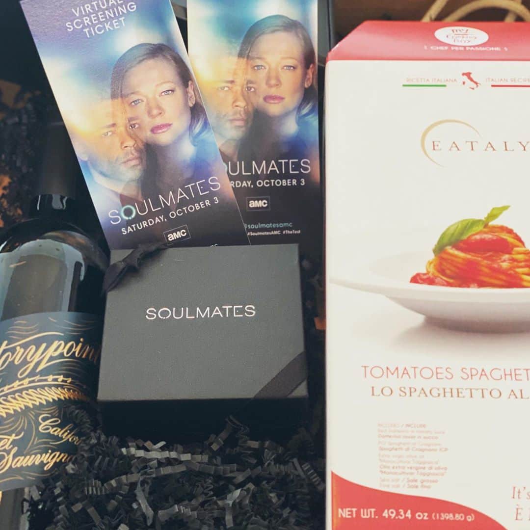 レイチェル・レフィブレのインスタグラム：「@chriscrary is working tonight so I have a hot #stillstayinghome date with this box. @eatalyla spaghetti kit, @storypointwines Cabernet, chocolate truffles and most importantly, tickets to the virtual premier of @soulmatesamc. Why do I think this show is gonna make me so relieved to be happily married? 😉 #soulconnex #soulmatesAMC #thetest Thanks for the invite @amc_tv and thanks for donating to THE OPPORTUNITY FILUND to provide small businesses with COVID relief ❤️」