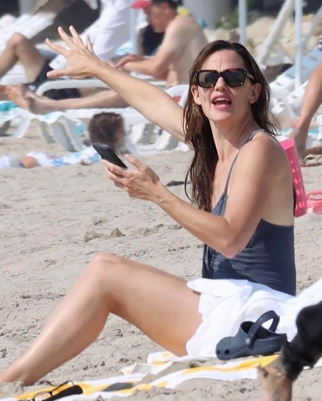 Just Jaredさんのインスタグラム写真 - (Just JaredInstagram)「Jennifer Garner kicked off the weekend with a Saturday morning beach outing. More photos now on our site! #JenniferGarner Photos: Backgrid」10月4日 6時56分 - justjared