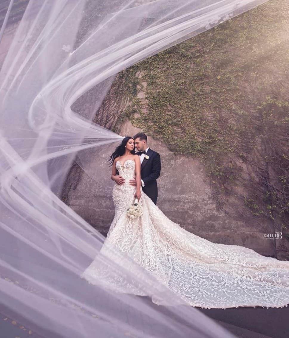 のインスタグラム：「An iconic photography ❤️ . . . . . Ph @emiliobphotography  . . . .  #dress  #vestido #weddingdecor #decoracaocasamento  #wedding #bride #bridetobe #noiva  #vestidodenoiva #weddingdress #weddinggown  #casamento #honeymoon #luademel #destinationwedding #weddingideasbrides」