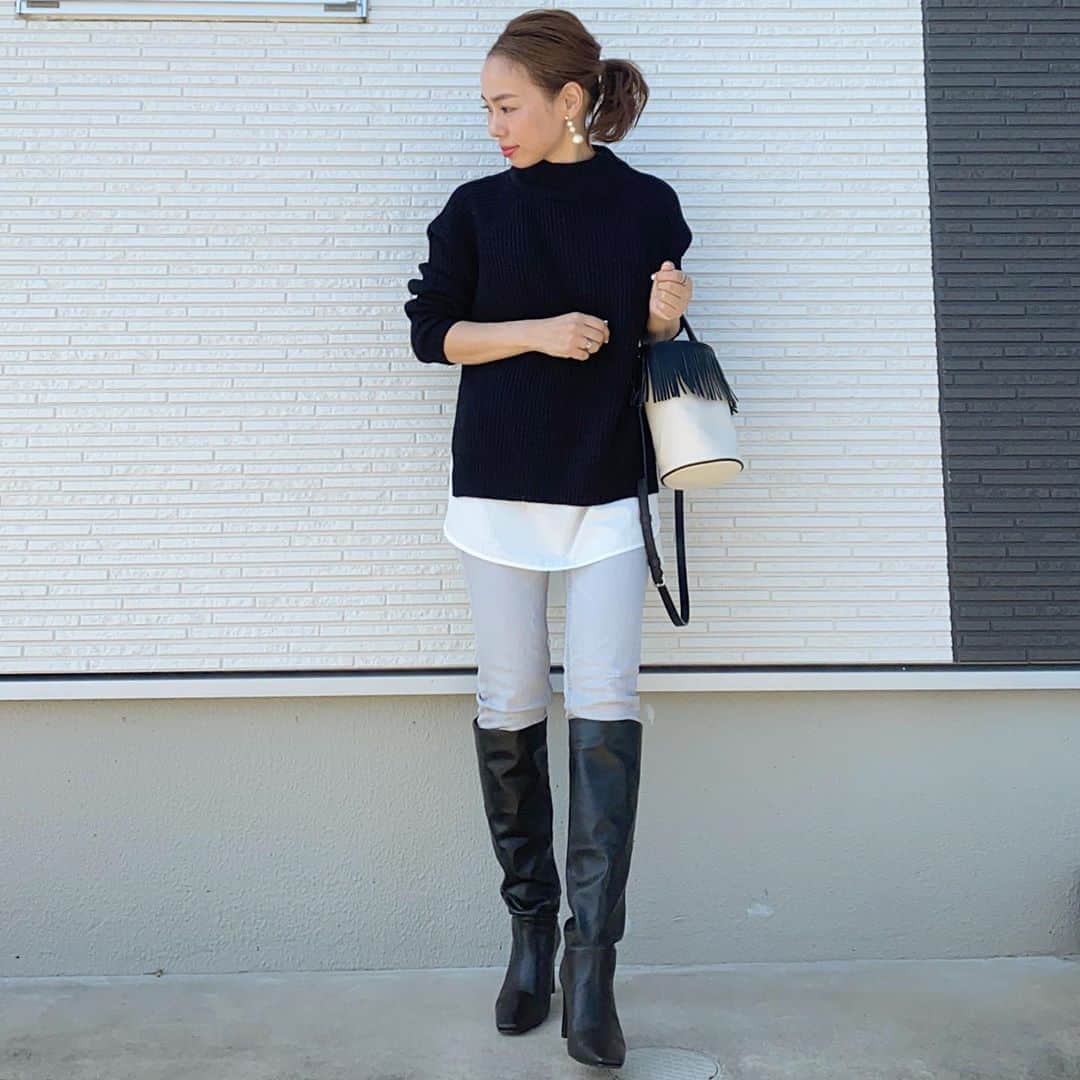 のインスタグラム：「おはよう😊 _____________________________ @pierrot_shop さんのドッキングシャツニット👚🧶 お尻がすっぽり隠れるよ😊☝️ tops／(s1904-013595)#pierrot  pants／#zara  shoes／ @milaowen_official  bag／ @ayako_bag  pierce／#keimade ______________________________ #locari#mamagirl#大人カジュアル#ママコーデ#カジュアルコーデ#153cmコーデ#大人ファッション#アラフォーコーデ#シンプルコーデ #おちびコーデ#オトナカジュアル#大人コーデ #低身長コーデ #zaraコーデ#きれいめカジュアル#ザラジョ#大人カジュアルコーデ #プチプラコーデ #ブラックコーデ #カジュアルコーデ #カジュアル#スキニー#ミディアムヘア#韓国ファッション#ロングブーツ #milaowen#モノトーンコーデ #ayakobag」