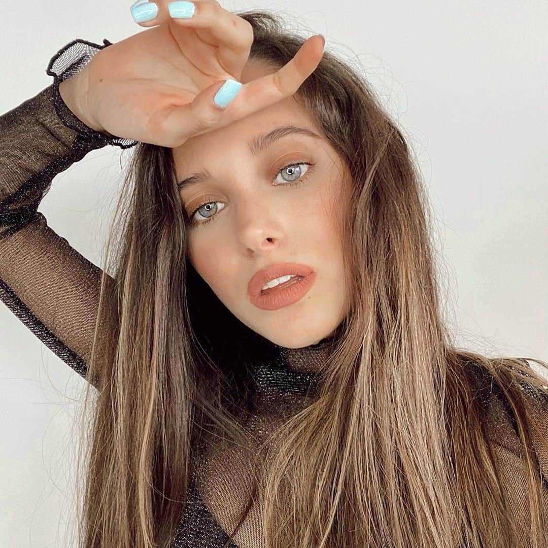 ミッチェル・オルベラのインスタグラム：「¿Cuál es su color favorito?  El mío el AZUL💙」