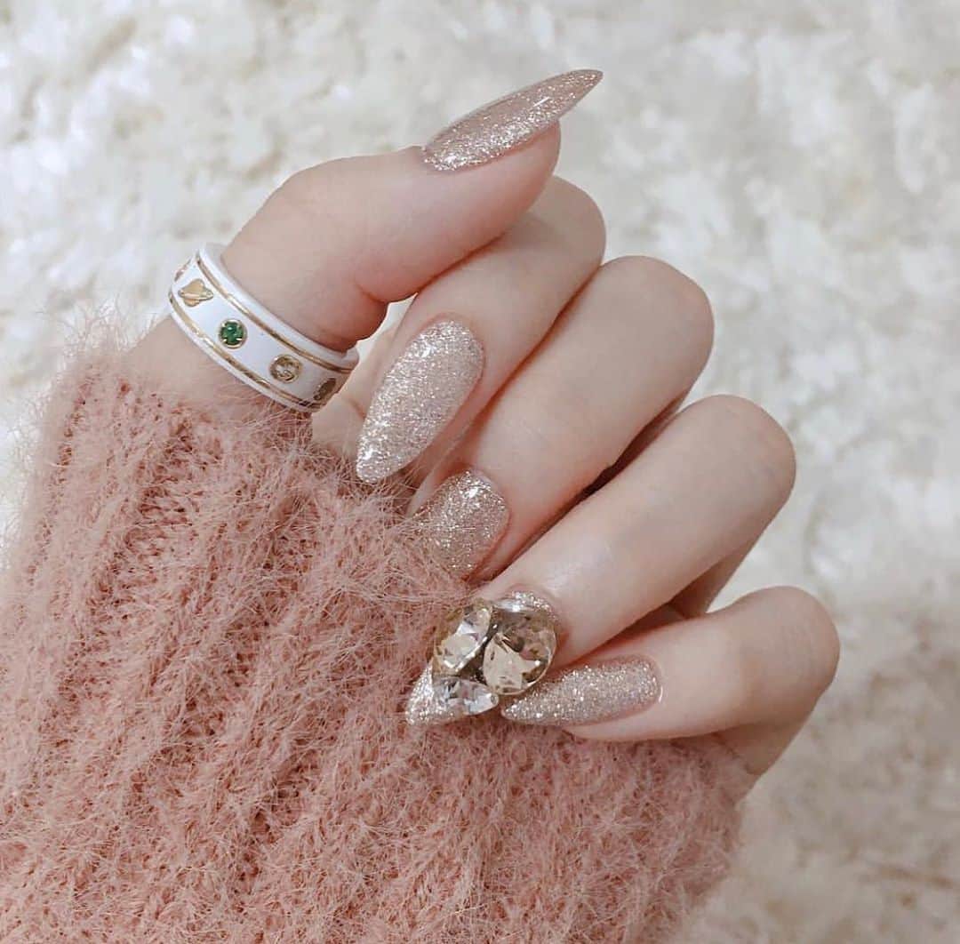 鳴海そらのインスタグラム：「去年の秋ネイル最強にかわよ🥳💜  #フットネイル #nail #ネイル　#nailstagram #ミラーネイル」