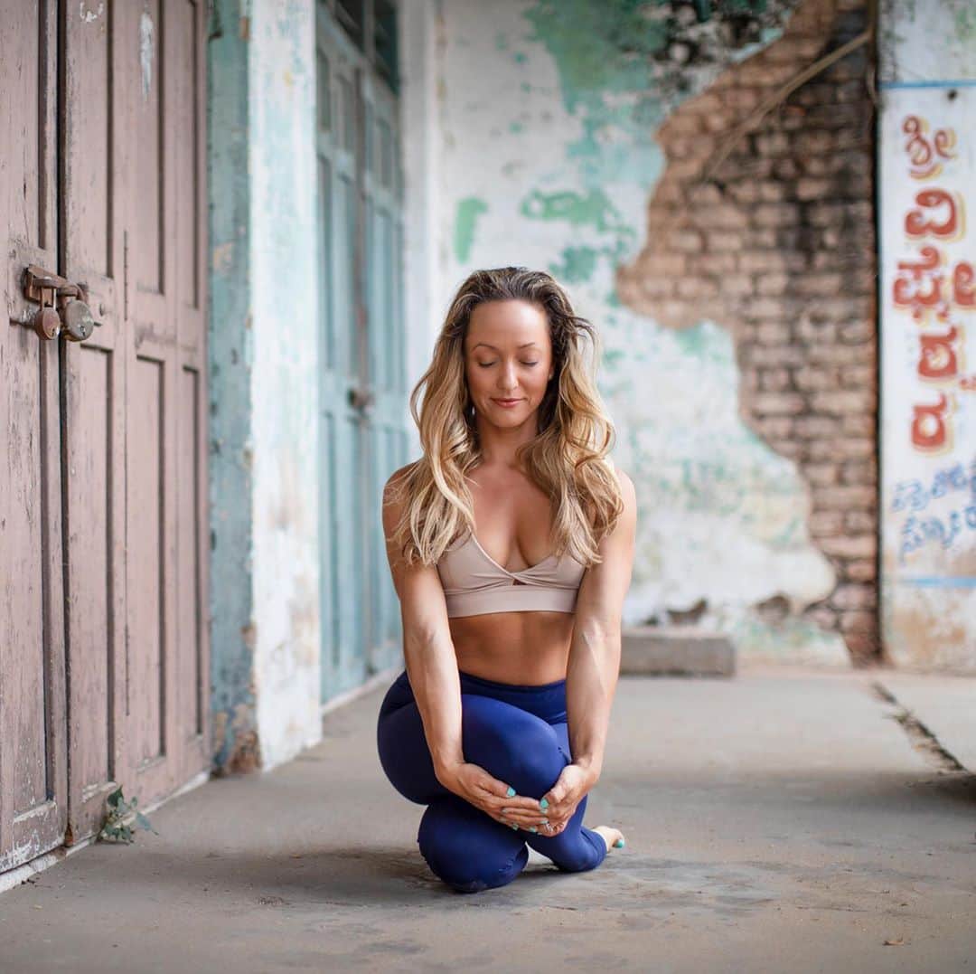 キノ・マクレガ―のインスタグラム：「The benefits of starts immediately, but it takes time to process. Just like when you eat good food it takes time before you get energy from it. To experience the real depth of yoga, you need patience.  _ Instead of stressing about the practice and worrying about what shapes the body can or cannot make, focus on the inner journey. Yoga only comes over a period of time. Focus on the breath and then the mind will become calm and patient. _ This text is inspired by teacher who I got to practice with today before my classes here in Indianapolis. It’s a blessing to be a student and I miss India so much right. I am who I am today because of the time I’ve spent studying the spiritual lineage of yoga, for that I am eternally grateful. I’ll always forever be a student first and I encourage to join me on the path, the quest for the deepest knowledge and the highest truth. _ Practice with me online Wednesday’s at 1 pm only on @omstarsofficial  _ Next workshops— Online Mysore Week @miamilifecenter  Detroit @yogashala313  Tampa @bellapranayoga  _ Photo @ifilmyoga  #yoga #yogi #ashtanga #india #yogapractice  🙏💕」