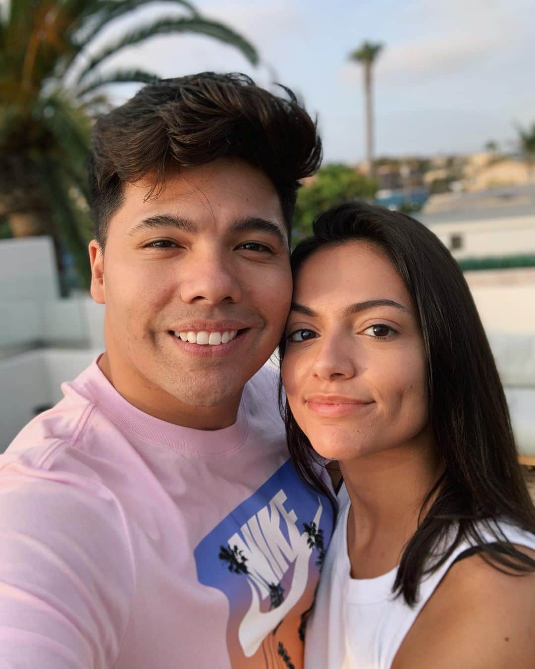ベサニー・モータのインスタグラム：「Happy Boyfriend Day to this talented, brilliant, wonderful boy 🥰💙」