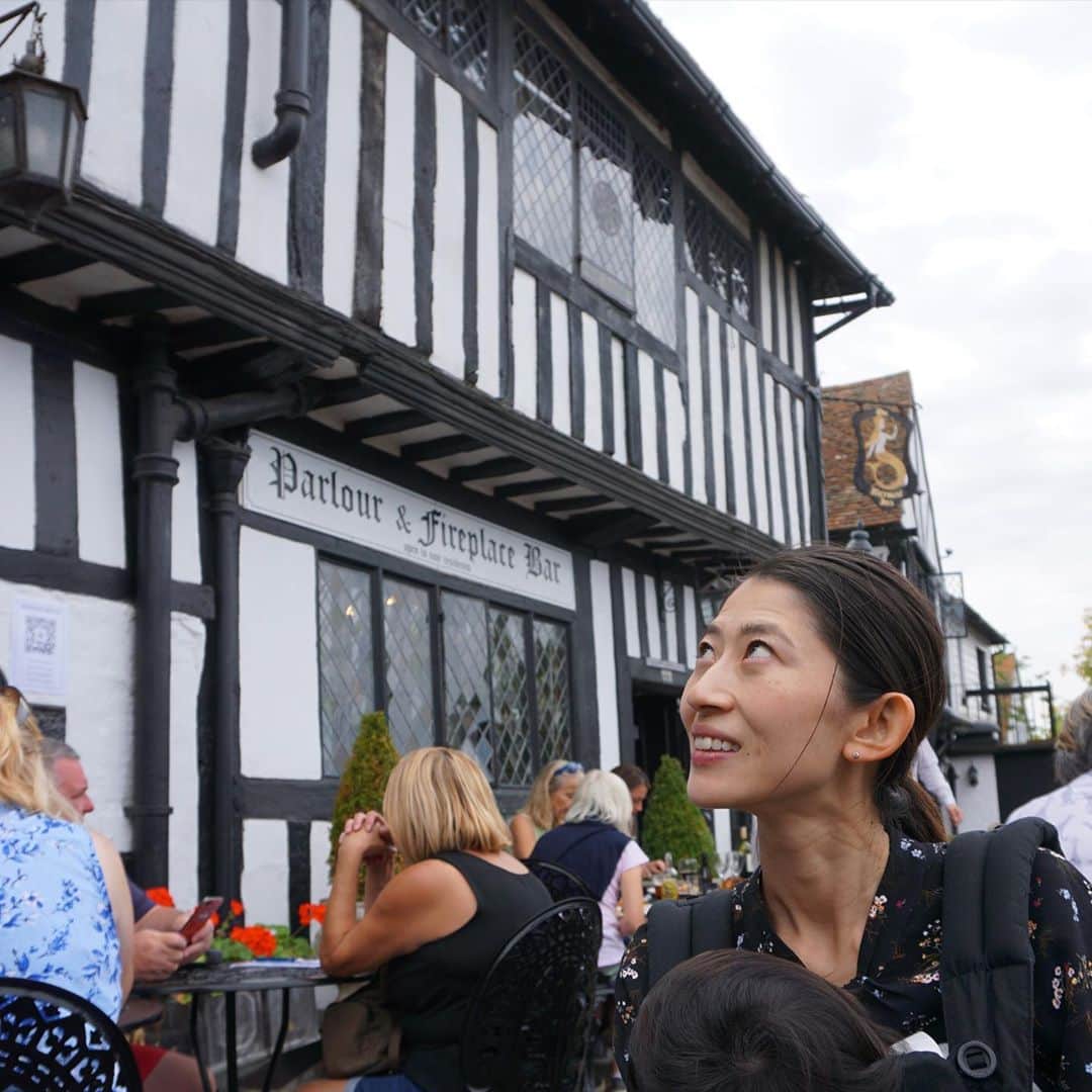 岡村仁美のインスタグラム：「コロナウイルスの感染が拡大しているイギリス。９月の連休はイギリス国内を旅行するつもりでしたが、宿泊する予定のホテルで感染者が出てしまい臨時休業に。  そこで、比較的感染者の少ないイングランド南部に日帰りで何ヶ所か行ってきました🚗  まずは中世の趣を感じられるライ。石畳の小道の両脇に古い建物が残りとても可愛らしい雰囲気です。  ランチは15世紀に建てられたというホテルのパブで🍴  小さいながら素敵な町で、子連れでも回りやすかったです👶  海外旅行のできないこの時期にこういった投稿するのは悩ましくもあるのですが。。私自身いつか行きたいなぁと海外の写真を見るのが好きなので！こんな時だからこそ、行ってみて良かったイギリスの観光地をご紹介できたらと思っています🇬🇧  #rye #絵本のような町#イギリス旅行#ロンドン生活 #tbsアナウンサー #岡村仁美」