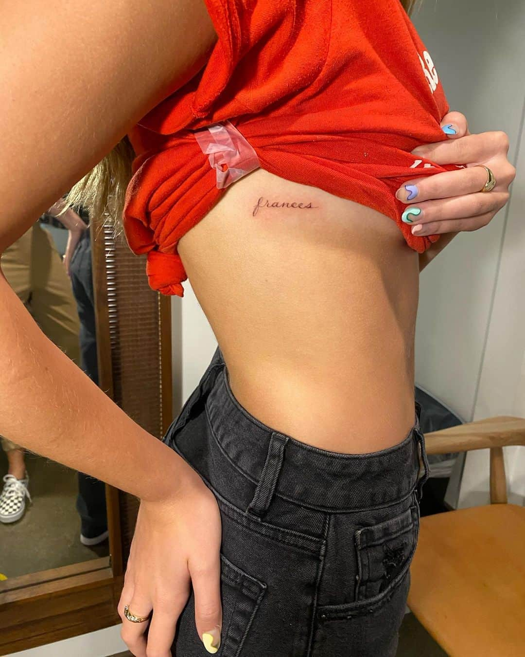 マディー・ジーグラーさんのインスタグラム写真 - (マディー・ジーグラーInstagram)「@thetonyabrewer gave me the best birthday present ever !! thank you @_dr_woo_ for the most perfect first tattoo 🤍」10月4日 7時55分 - maddieziegler