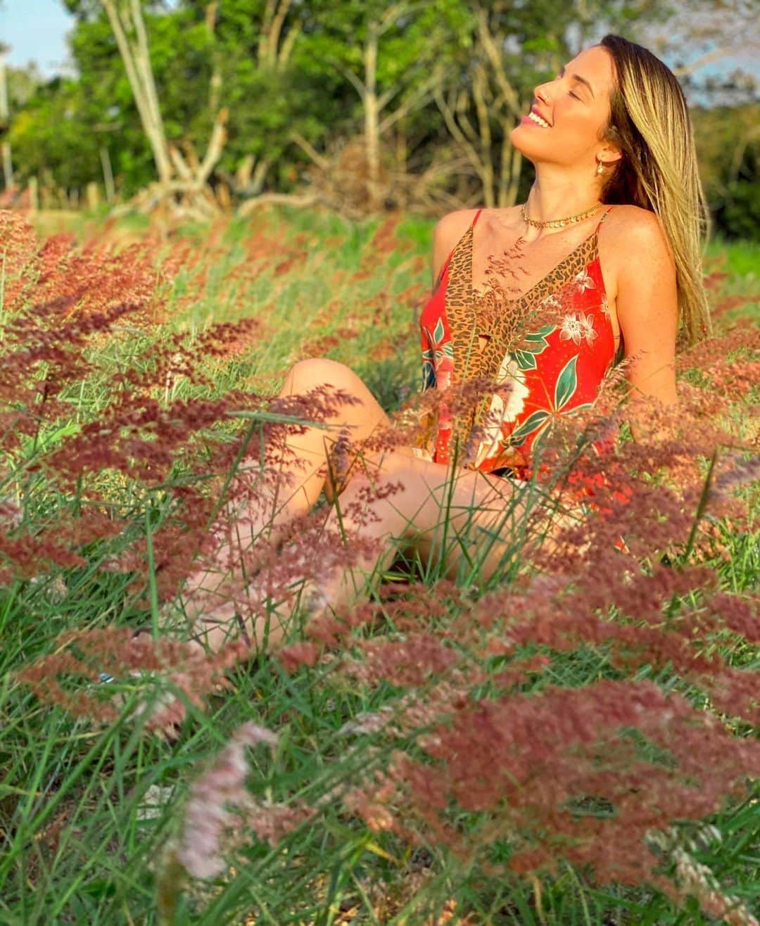 ナターリア・ガウジオさんのインスタグラム写真 - (ナターリア・ガウジオInstagram)「Happiness comes from the simple things... 🙏🏻✨🍃🌾🌺🥰❤️ #nature #happiness #peace #simplethings #smile #grateful #farm」10月4日 8時02分 - natigaudio