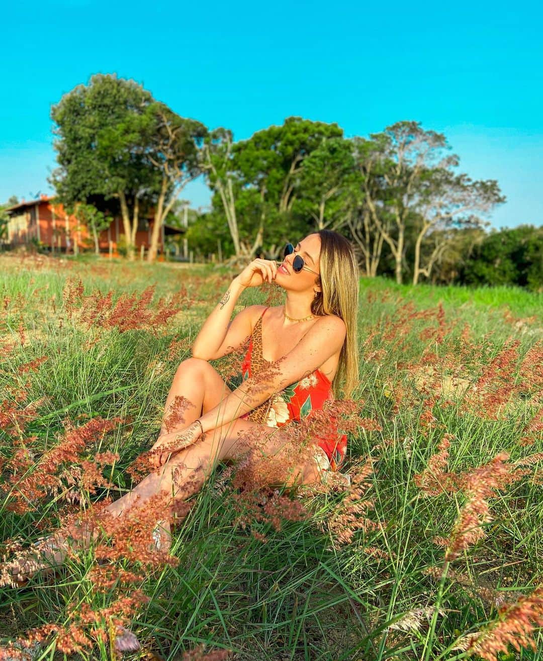 ナターリア・ガウジオのインスタグラム：「Happiness comes from the simple things... 🙏🏻✨🍃🌾🌺🥰❤️ #nature #happiness #peace #simplethings #smile #grateful #farm」