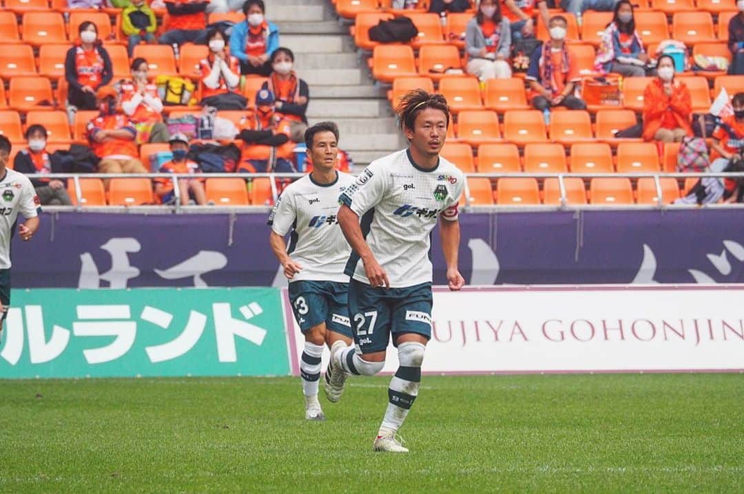 和田昌士のインスタグラム：「vs 長野  三連勝💪🏻⚽️  次も勝ちましょう✌️  後ろに写るのはキックオフを自分で持ち出してシュートを打つ人。 今までのサッカー人生で初めて見た反則でした。  #SC相模原#ac長野パルセイロ #jリーグ」