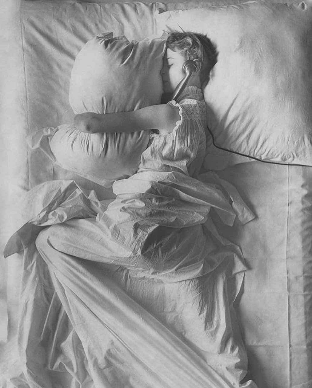レベッカテイラーのインスタグラム：「A restful moment, by Irving Penn via @david_giroire」