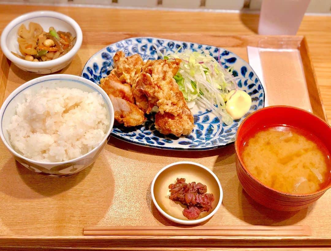 長谷川里桃さんのインスタグラム写真 - (長谷川里桃Instagram)「▫︎▫︎▫︎ . . . 昨日のお弁当には から揚げを入れました。 . . やっぱり気合を入れたい日は 大好きなものを食べなくちゃね🍖 . . . . この定食は以前お仕事後に食べたのです。 . . . . . #東京ランチ #唐揚げ #和食 #定食 #身体に優しい #栄養バランス #りもぐもぐ」10月4日 8時21分 - rimo_official