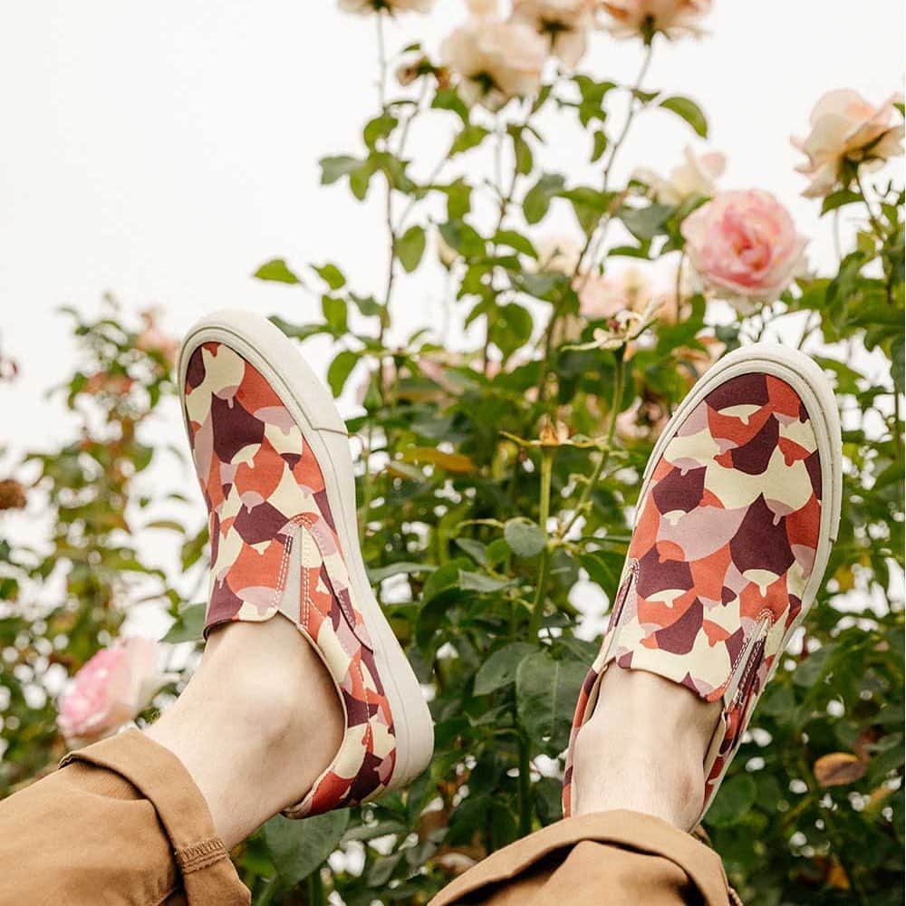 シービーズのインスタグラム：「⁣Yesterday, in honor of #BreastCancerAwarenessMonth we launched this limited edition sneaker, in which 10% of the proceeds from each shoe will go directly back to the @drsusanlovefoundation for Breast Cancer Research.⠀ ⠀ We'd love to bring a smile to someone's face who may have been affected by the disease and would appreciate a pair from the collection. Have someone you'd like to nominate? Send us a DM and we'll gift a pair to 5 randomly selected responses.⠀  ⠀ #breastcancerawareness #breastcancerawarenessmonth #showupinseavees」