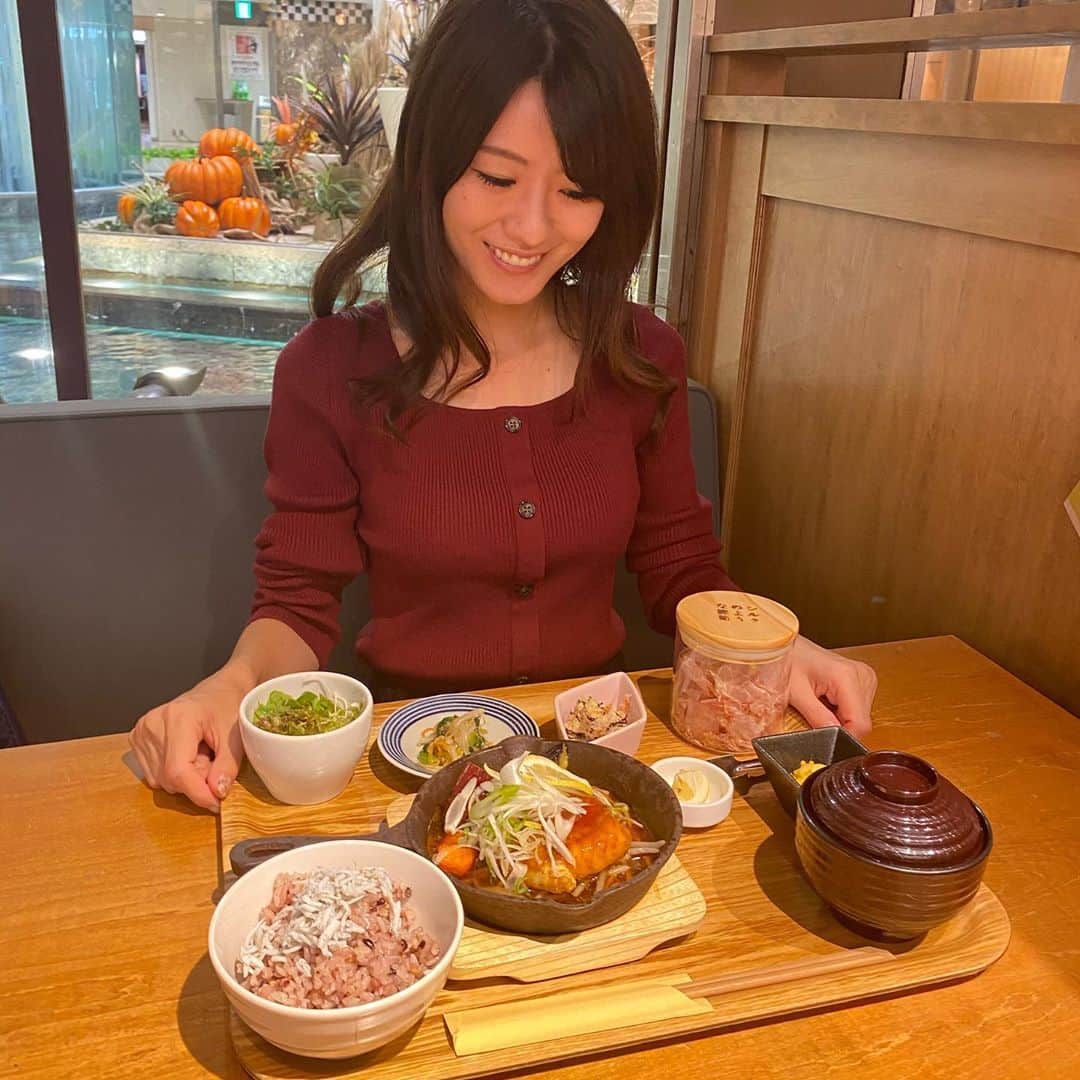 にゃんさんゴルフさんのインスタグラム写真 - (にゃんさんゴルフInstagram)「梅田 阪急三番街 リバーカフェ いってきた❤️ @hk_3rivercafe  真鯛とごろっと野菜の レモンガーリック醤油(*´ω｀*) 味付けがおいしかった！ 鰹節もうまー🤤 小鉢でお野菜たくさんあって最高！  あとデザートは 安納いもんぶらん🍠 半熟ケーキ✖️安納芋クリーム✖️安納芋シロップ^ ^ 森いちごのルイボスティー🍓☕︎HOT☕︎  秋だー🤣  #大阪梅田#梅田#阪急#カフェ #梅田ランチ#一汁六菜#バランス定食  #梅田リバーカフェ#もんぶらん#ハロウィン#かぼちゃ#halloween #rivercafe#woomypr#osaka#cafe#lunch」10月4日 8時31分 - miiiii0228