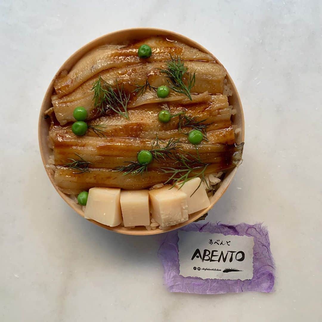 大塚良子さんのインスタグラム写真 - (大塚良子Instagram)「昨夜はずっと食べたかった @chef_abe_hiroki さんのABENTO（あべんと）  美味しいものってホント幸せな気持ちになりますね〜 蓋を開けた途端ハッピーなお弁当 デザートのほうじ茶パンナコッタまで ほんとに最高だった。 NYで活躍する日本人シェフの方達が作る料理はいつもホッと心温まります。自粛期間中もこうしたシェフ達のお陰で閉塞した気持ちが明るくなること多々、感謝ですね。やっとレストラン店内での飲食が定員25%までokとなり街も活気付いてきたこの頃。あべんとは出張もやっててお皿も用意してくれるそうなので次回はホームパーティーしたいな♪  #nyc #japanesefood #newyork #restaurant #manhattan #娘のつまみ食いも止まらなかった」10月4日 8時32分 - ryokokonami