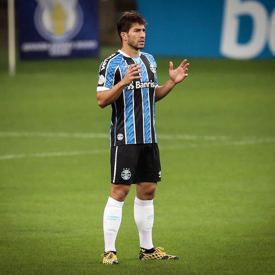 のインスタグラム：「Diante de mais um GreNal seguimos fortes e sempre juntos! #DalheGremio 🇧🇼 🙏🏼」
