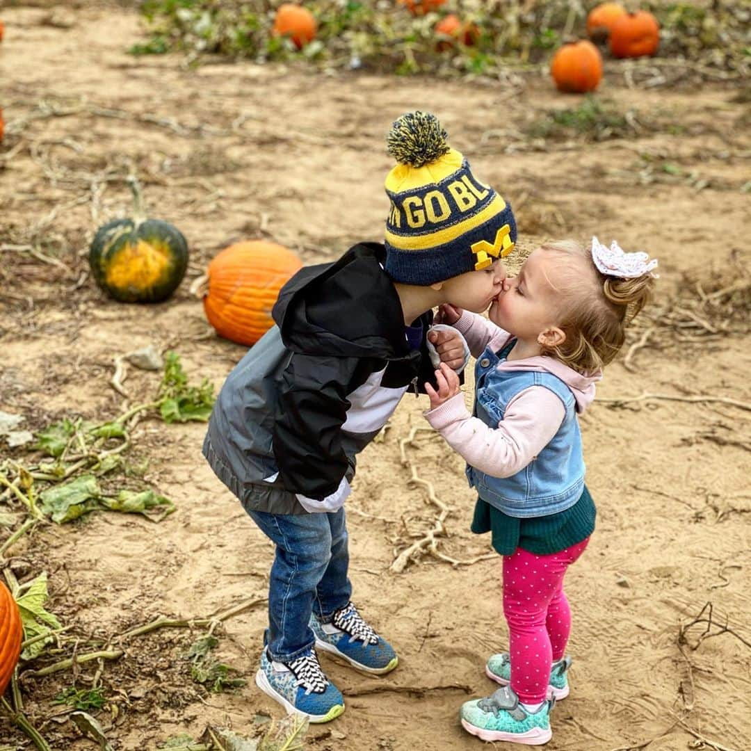 ライアン・ルアのインスタグラム：「Fall festivies with my crew 🍂👻🎃🌤 #fall #autumn #pumpkinpatch #orchard #family」