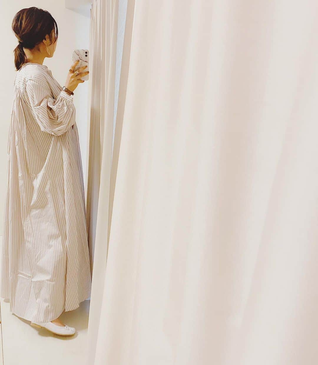 aiaiのインスタグラム：「これは… やっぱり可愛い♡ 着るとテンションが上がるワンピース  @meri.onlinestore  @midori1207  #meri  コーデの詳細はブログに書いています  𖤐𖤐𖤐𖤐  #fashion#outfit#style#coordinate#instagood#ootd#pic#instapic#コーデ#コーディネート#スタイリング#プチプラコーデ#本日のコーデ#大人カジュアル#プチプラ  #カジュアル #アラフォー #アラフォーコーデ #アラフォーファッション#シャツワンピース #シャツワンピースコーデ  #ワンピース #ワンピースコーデ #バレエシューズ#ベージュカラー #ベージュコーデ #ベージュ」