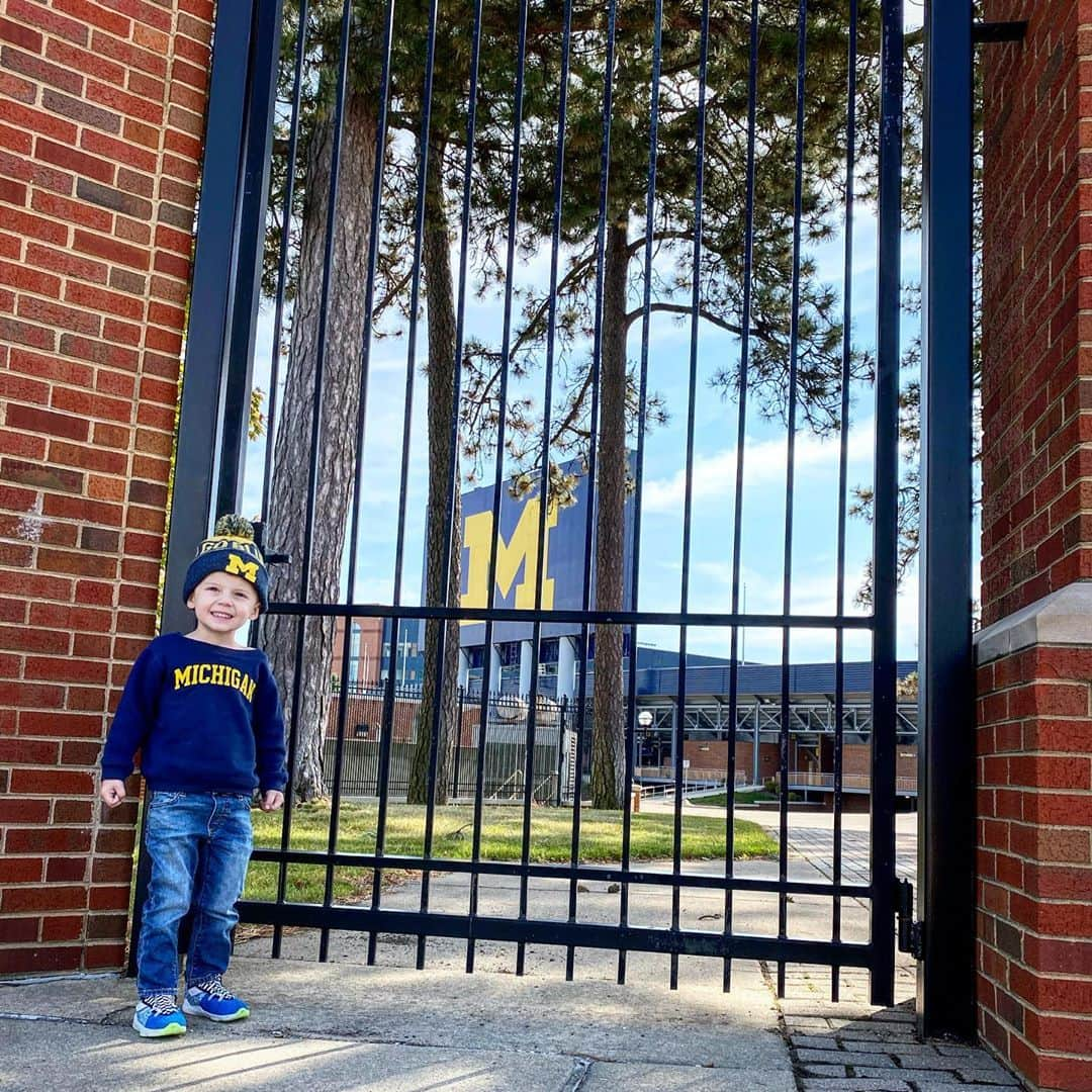 ライアン・ルアさんのインスタグラム写真 - (ライアン・ルアInstagram)「Annual family trip up north to the Big House 〽️🩸🧬 #goblue #michigan #michiganfootball #hailtothevictors #annarbor 🏈 3 more weeks!」10月4日 8時55分 - ryan_rua