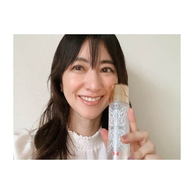 前田ゆかのインスタグラム：「@est_jp  ブランド20周年記念 エストザローション  #tamaehirokawa  さんとの コラボレーションボトルが 限定発売✨  自然界に秘められた宇宙の法則をインスピレーションに、まだ見ぬ新しい自分へはばたく蝶をイメージし作られた神秘的でステキな デザイン✨  #エストザローション　 砂漠でもうるおい続ける高持続 ケラチン保水処方の貯水化粧水。 もう何本目？ リピートし続けている化粧水です✨  メーク前にたっぷり手で馴染ませると奥まで潤いハリ、ツヤ が持続します。  化粧水の浸透が早くもっちりうるおう感じがお気に入り✨  湿度が急激に低下する時期 しっかり保湿ケアをして、 きたるべき乾燥シーズンに備えます。  限定デザインは今だけ✨ #est  #エスト  #エストザローション #花王  #限定デザイン #ザローション  #20周年記念」
