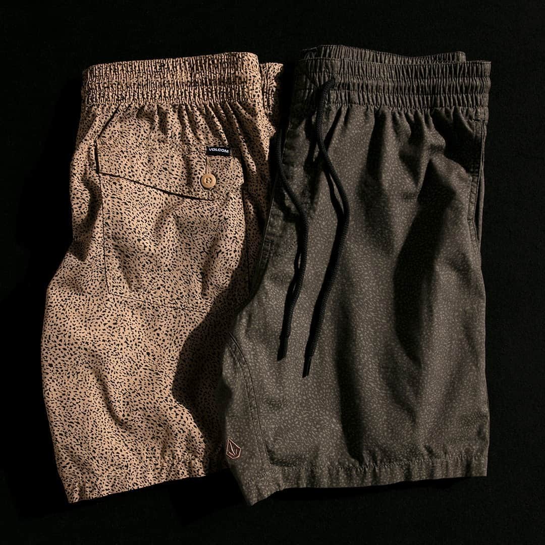 ボルコムのインスタグラム：「The 'Side Piece' 17" elastic waist short keeps you cool and stylish 😎  👉  vol.cm/shorts 👈」