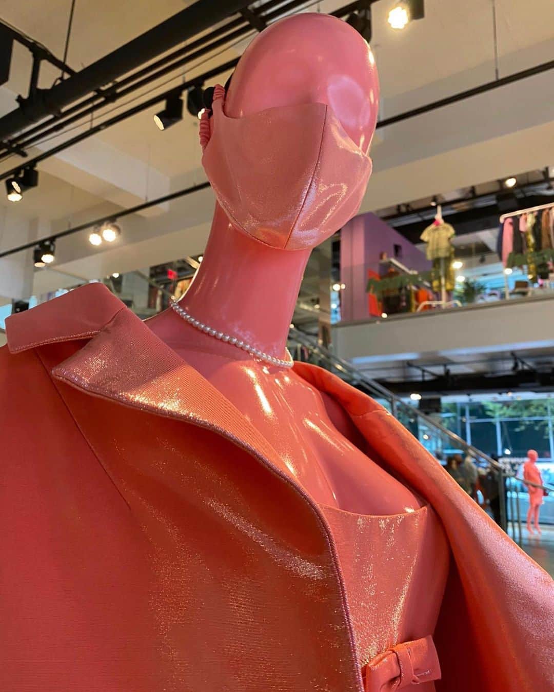 マーク・ジェイコブスさんのインスタグラム写真 - (マーク・ジェイコブスInstagram)「glowing coral alpaca, and, silvered silk faille  RUNWAY FALL 2020 MARC JACOBS   Mannequins now installed at MARC JACOBS MADISON #luxury #quality #color #polish #finish #masktomatch #thisishowwedoit」10月4日 9時12分 - themarcjacobs