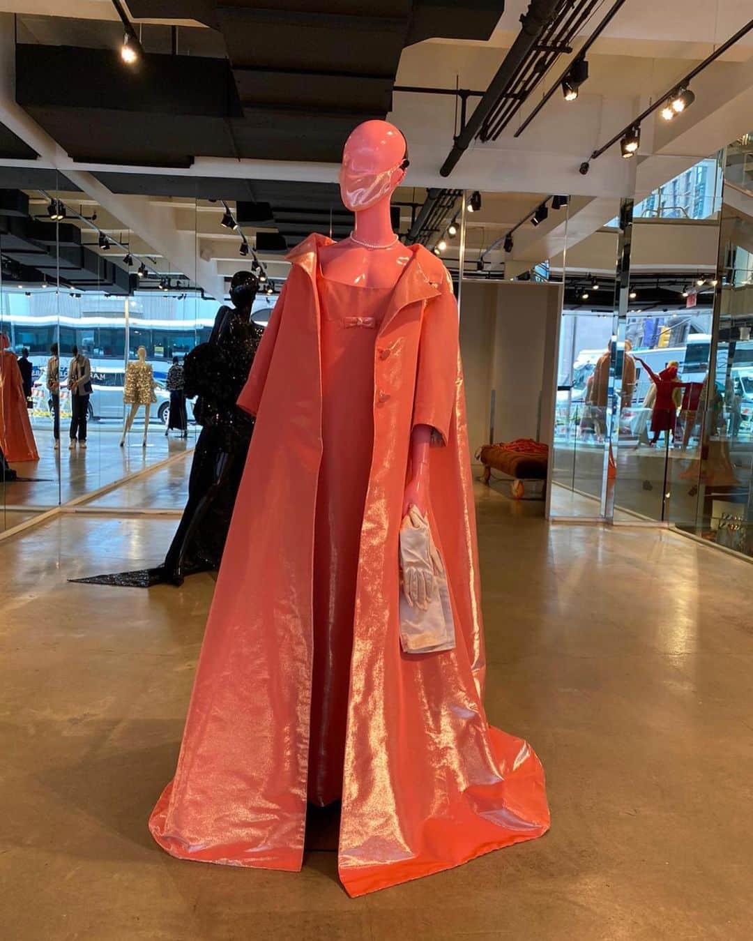 マーク・ジェイコブスさんのインスタグラム写真 - (マーク・ジェイコブスInstagram)「glowing coral alpaca, and, silvered silk faille  RUNWAY FALL 2020 MARC JACOBS   Mannequins now installed at MARC JACOBS MADISON #luxury #quality #color #polish #finish #masktomatch #thisishowwedoit」10月4日 9時12分 - themarcjacobs