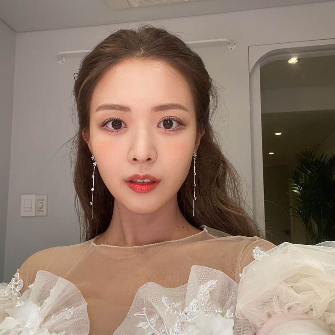 キム・ダヘのインスタグラム：「본식때 너무 단아하게했던 한을 오늘 다 푼다... 화려끝판왕 메이크업받아보고 얼굴이 바뀐 느낌을 살면서 처음 받음... 🐷✨ 나만신난 리마인드웨딩 잘 찍고 와보께요」