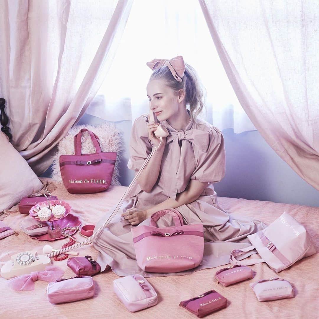 maisondefleur_pressさんのインスタグラム写真 - (maisondefleur_pressInstagram)「. 🎀PINK好き必見🎀 . 全国ショップにて PINKPINKPINKシリーズが好評販売中🎀 . ピンク好きのためのピンクだらけのシリーズ♪ . 優しく淡い雰囲気のライトピンク . 可愛らしさを詰め込んだピンク . 大人可愛いシックなダークピンク...♫ . あなたのお気に入りのピンクを見つけて◎ . . 公式通販ストライプクラブ、ZOZOTOWNでも好評販売中！ . #maisondefleur#メゾンドフルール#フルール#フルール女子 #バッグ#バッグの中身#2020AW#トート#トートバッグ #かわいい女の子#かわいいもの好きな人と繋がりたい #ポーチ#ポーチの中身#大人コーデ#大人かわいい#大人可愛い #ピンクコーデ#ピンク好きな人と繋がりたい #ピンク大好き#可愛いものが好き .」10月4日 9時18分 - maisondefleur_press