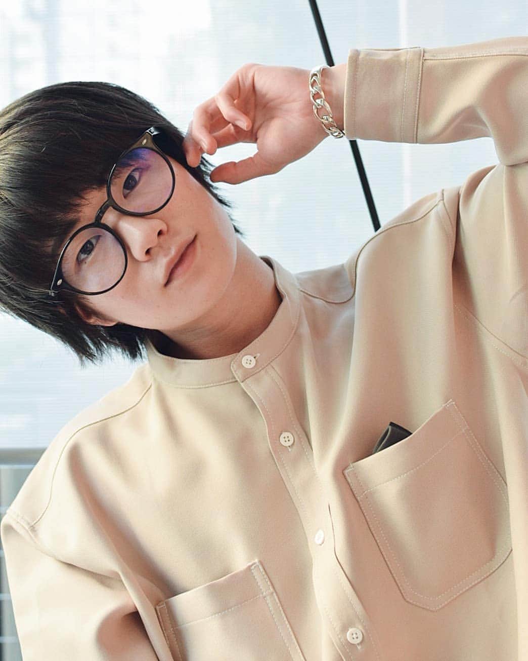 外山将平のインスタグラム：「どんな一日を過ごしますか？ 皆さんにとって良い日になりますように。 流石に朝は肌寒むくなってきましたね！ #おはよう #goodmorning  photo by:key  #photooftheday#camera#portrait#model#外山将平#役者#俳優#今日の外山#ootd#Nikon#肌#美肌#一重 #写真#撮影#カメラ#ポートレート#ファインダー越しの私の世界#カメラ好きな人と繋がりたい#カフェ#カフェ男子#作品撮り#黒髪#メガネ男子#natural#followｍe#ノーセット」
