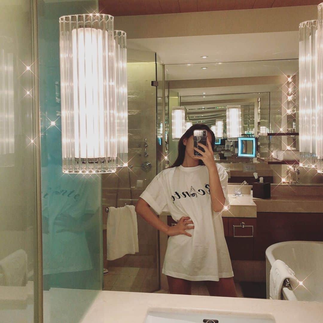 のインスタグラム：「おはよう🥱🤍 メンズサイズのTシャツをだぼっと着るのがすき👚 @rconte_tokyo のTシャツかわいい🧸」