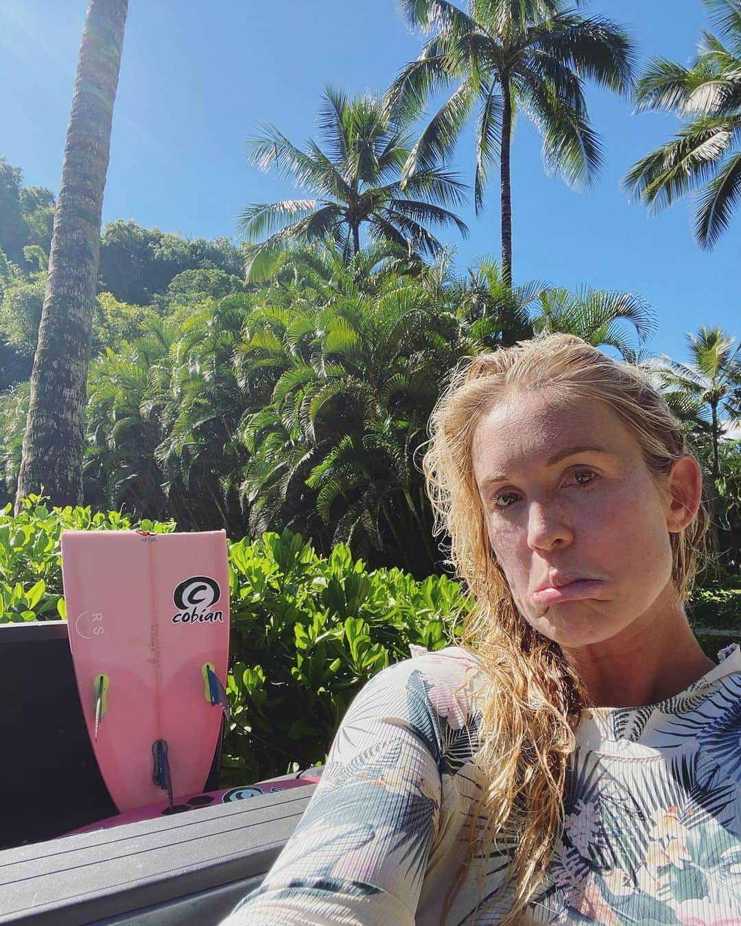 Bethany Hamiltonのインスタグラム：「Gotta pay to play😆😁☀️bye bye pink magic 💖🏄🏼‍♀️ Regardless, I’m so happy for so many reasons lately!!! @ripcurl_women @cobianfootwear @nowfoodsofficial」