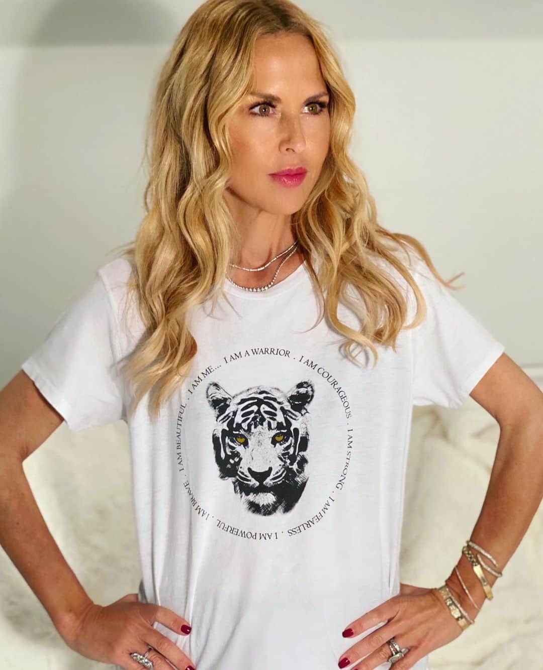 レイチェル・ゾーのインスタグラム：「I AM A WARRIOR. I am courageous.  I am strong. I am fearless. I am powerful. I am brave. I am beautiful. I AM ME. 🙏🏻 .  I have never been more proud to share with you my new #warrior t-shirt that I designed and personally drew the 🐅 because I believe ALL #women are  beautiful, strong  warriors of their own lives. Having a mother,  sister and countless others as #breastcancer survivors I am donating 100% of sales of this @shoprachelzoe t-shirt to @bcrfcure 💗 .. let us never give up fighting to find a cure. 🙏🏻 #fckcancer #breastcancerawareness 💓 XoRZ」