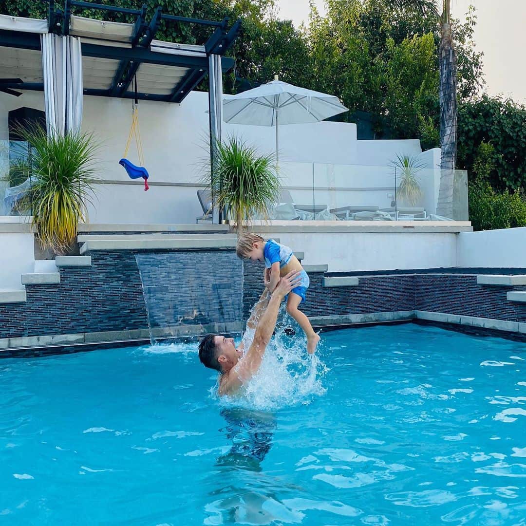 エリック・ウィンターのインスタグラム：「Saturday.... escape from this heat! ❤️🏊🏼‍♂️ #dylan #myboy」