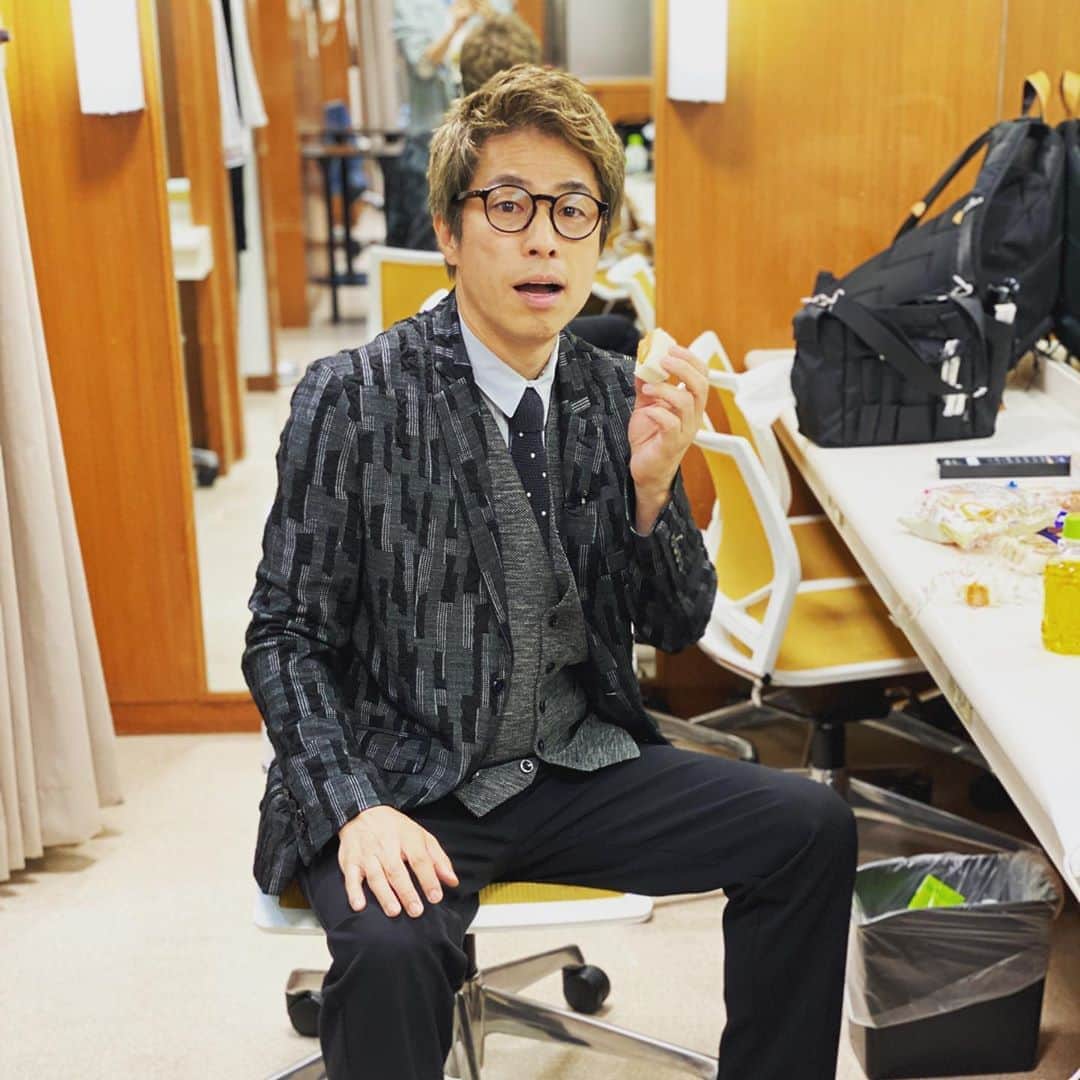 田村淳のインスタグラム：「久しぶりにＴＢＳの オールスター感謝祭に出ました！ 途中の休憩の美味しいゴハンが楽しみでしたが…今はコロナで楽屋でお弁当でした…残念  クイズは11 位でした…悔しいw」