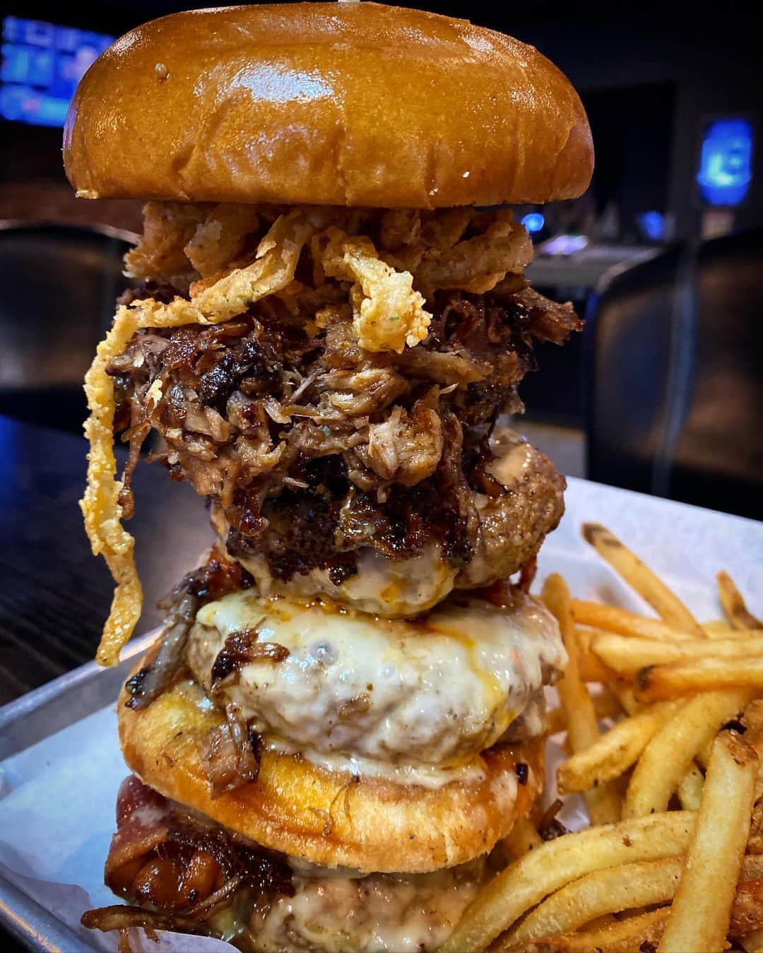 ライナ・ホワンさんのインスタグラム写真 - (ライナ・ホワンInstagram)「Can y’all take on this crazy burger 🍔 challenge from @barcodeburgers it’s a HUGE burger with an INSANE time limit !! . . It’s also topped ghost pepper 🌶 cheese and served with fries 🍟 . . Check out the video on me taking on this challenge!! .  https://youtu.be/XfEn-fXwujE」10月4日 9時53分 - rainaiscrazy