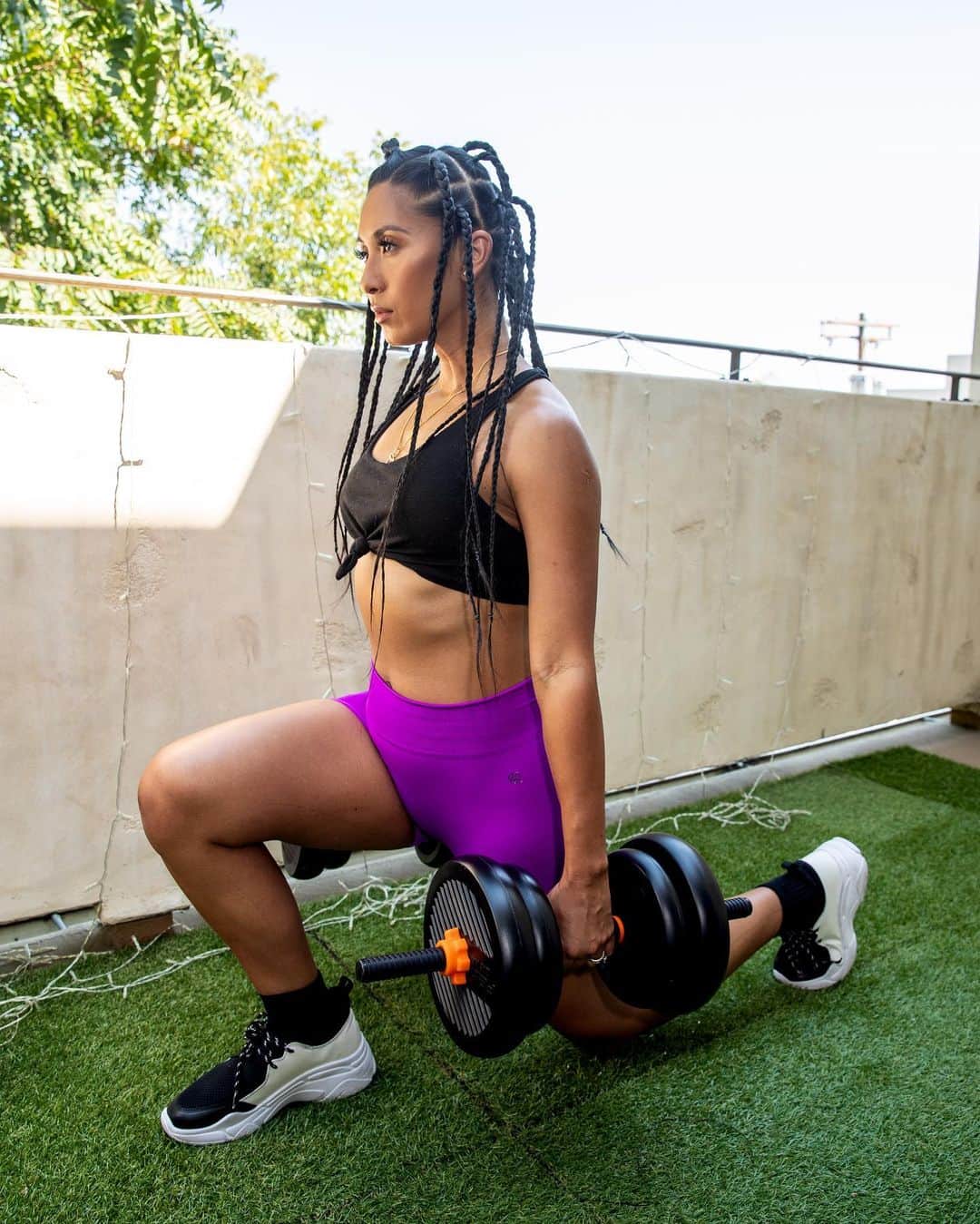 シェネルのインスタグラム：「I was 20 weeks  n something days in this pic . I felt strong and pretty on my workout game despite all the gyms closed and packing up a house ready to move across the world and still getting my walks and yoga in. Staying motivated to do that is tough. But grateful for my health my husband and my growing baby girl.. #QuaranTEAM life!!   I like to stay fit but I’m no athlete lol.. I see those prego mums going in on CrossFit and stuff like that n I’m like damn! Lol go them! Guess I’m more like semi fit girl lol. Point of all this is to say.. for me.. pregnancy and working out is important. Not just to stay strong but studies show that it helps tremendously with labor, and postpartum recovery, I believe that and feel that. Not to mention the awesome endorphins released while doing so.. 🙃🙃🙃🙃. So I’m all about that  lol don’t worry I take it easy where I need to and balancing it all out 😜😜」