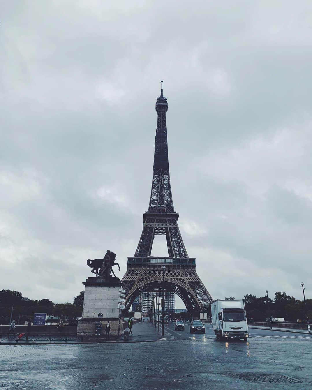 ダリア・ガブリロワさんのインスタグラム写真 - (ダリア・ガブリロワInstagram)「One day in Paris before flying home 🇦🇺I am now in a hotel quarantine in Perth (Mercure Perth) for 14 days! If you want to send us (@ellenperez95 , @stormcsanders  and I) some care packages then please do 🥺 we can’t get out of the room at all (WA is super strict) P.s I was joking about care packages 😂」10月4日 10時13分 - daria_sav