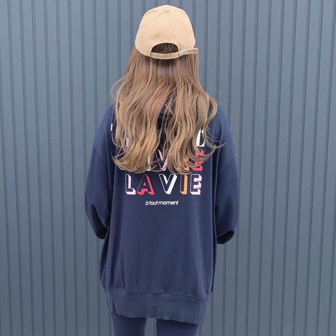ryuu79hinaのインスタグラム：「#バックスタイル ・ ・ 去年買ったELLEのパーカー。 バックスタイルのロゴが可愛い💙 ・ ・ ━━━━━━━━━━━━━━━ #後ろ姿#ロングヘア#ootd#instagood#outfit#mineby3mootd#ロカリ#コーデ記録#ママコーデ#秋コーデ#パーカーコーデ#パーカー女子#ELLE#gu#guコーデ#gu_for_all#ジーユー#大人カジュアル#カジュアル#カジュアルコーデ#大人スタイル#シンプルコーデ#スニーカー女子#プチプラコーデ 좋아요#좋아요환영#인스타그램#일상#일상스타그램#데일리그램」