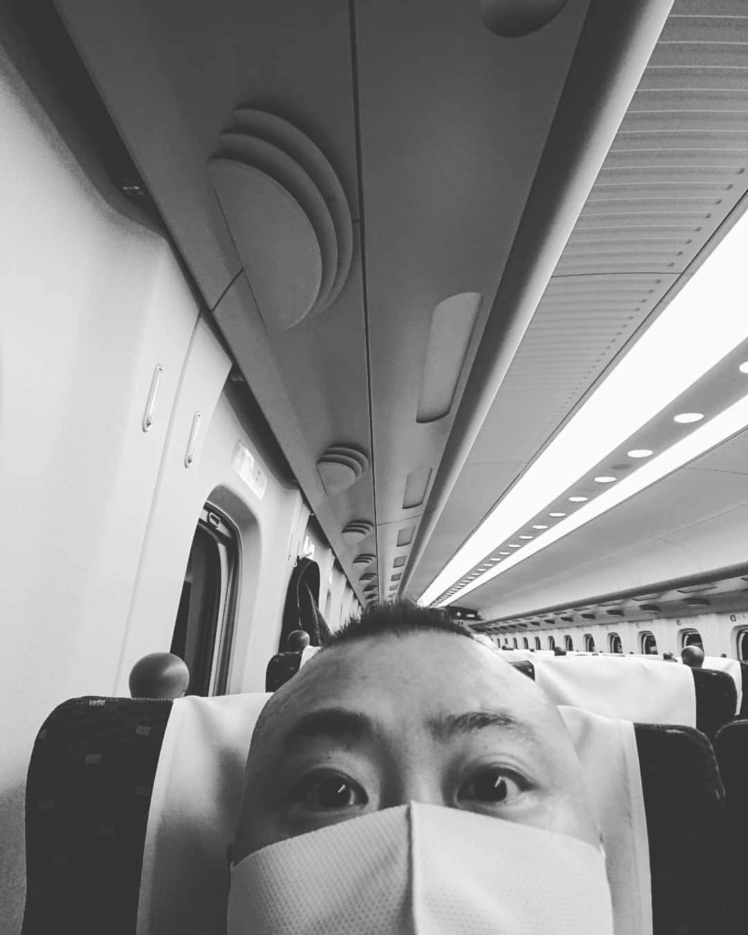 桂宮治さんのインスタグラム写真 - (桂宮治Instagram)「グリーン車に乗れる身分になりたいよ～(笑)  本日は… ひかりの自由席に着座しておりまする🎵」10月4日 10時21分 - miyajikatura