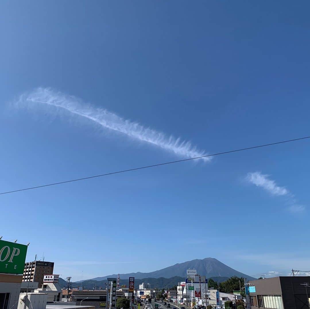 大隅智子さんのインスタグラム写真 - (大隅智子Instagram)「まるで魚の骨のような雲。 「肋骨巻雲」（ろっこつけんうん） 飛行機雲から風に流されてできたようです。 鳥の羽にも似ていることから「羽根雲」（はねぐも）とも呼ばれます。 秋は雲が面白い。 #肋骨巻雲　#秋　#羽根雲　#巻雲　#盛岡」10月4日 21時27分 - tomokotenki