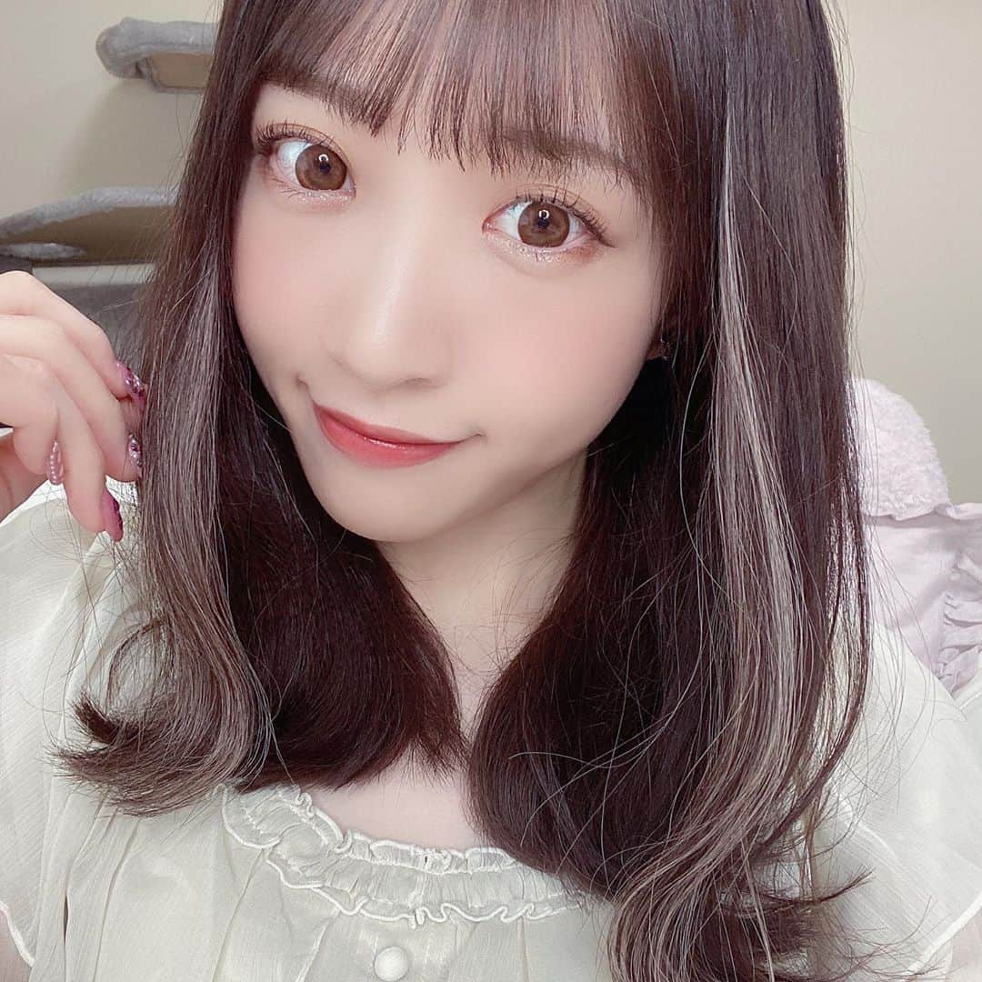 のインスタグラム：「先日VAICEでKAZUさんに @vaice_kazu ﻿ 髪の毛可愛くしてもらった😍﻿ ﻿ 暗めカラーにアクセントで﻿ 顔周りにハイライト入れてみた！﻿ さり気ないんだけど、﻿ 巻くとちらっと見えて可愛い💕﻿ ﻿ 長さもちょっと切って短くなった！﻿ ﻿ ﻿ VAICEで使ってるリファのドライヤーが﻿ 良すぎてずっと気になっててね、﻿ ついに最近使い始めたんだけど﻿ まじいい！めっちゃオススメ！！！﻿ @refa_mtg ﻿ 乾くの早いし、髪の毛サラサラなるし﻿ 軽いし、見た目も可愛くて🥺﻿ 機能性も最高だよ✨﻿ 髪の毛乾かすのってしんどいけど﻿ 毎日使ってて気分上がる😋❤️﻿ ﻿ ﻿ #ニューヘアー #ミディアム﻿ #イヤリングカラー﻿ #ハイライトカラー #メッシュ #ヘアカラー﻿ #リファ #refa #リファドライヤー」