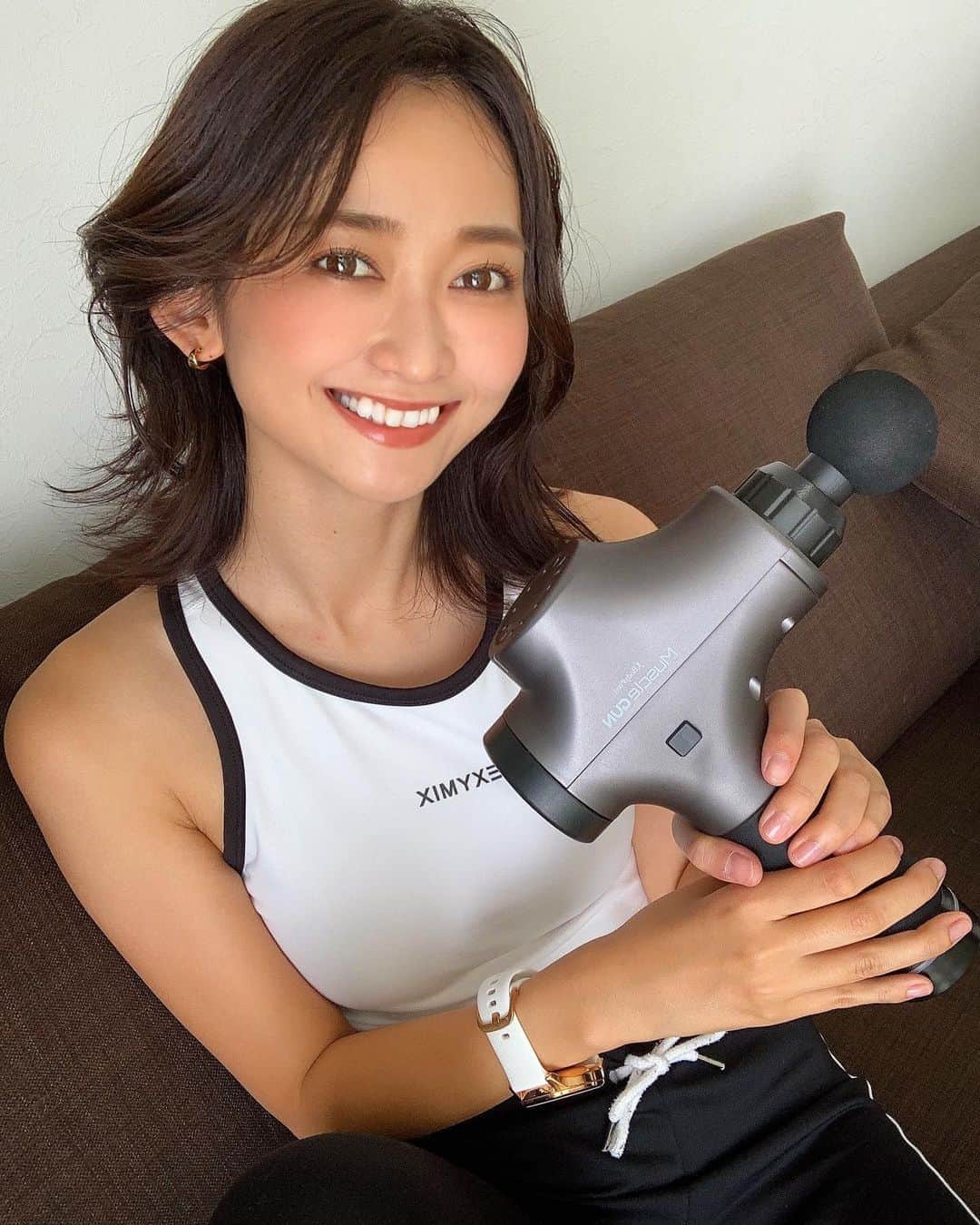 のインスタグラム：「@bodypixel_jp マッスルガン💪🏾🔥 2枚目の動画…山吹の顔㊙️😂爆 ・ ・ ・ トレーニング終わりで、筋肉が張ったりした時などケアで使い始めたら身体がだいぶ楽になりました🥺🍀 肩こりもひどいので最近は肩にも当ててます🤣 ・ ・ ・ トレーニングも大切ですが…身体のケア大切ですね🥺🌱 ・ ・ ・ トレーニングも身体のケアも頑張ろう☺️💓 継続はチカラなりですね。。💪🏾✨ #ボディピクセル#bodypixel_jp #筋膜リリース#マッサージ #トレーニング動画 #gym #ジム #运动#ボディメイク#パーソナルトレーニング#トレーニングウェア  #筋トレ #健康#美容#筋トレ女子 #腹筋#ダイエット#ダイエット女子 #スポーツウェア  #腹筋女子 目指して頑張り中💪🏾🔥 #温かい目でみてください 🙏🏾😂笑」