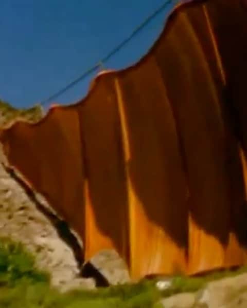 プロエンザスクーラーのインスタグラム：「Christo and Jeanne-Claude Valley Curtain completion, August 10 1972」