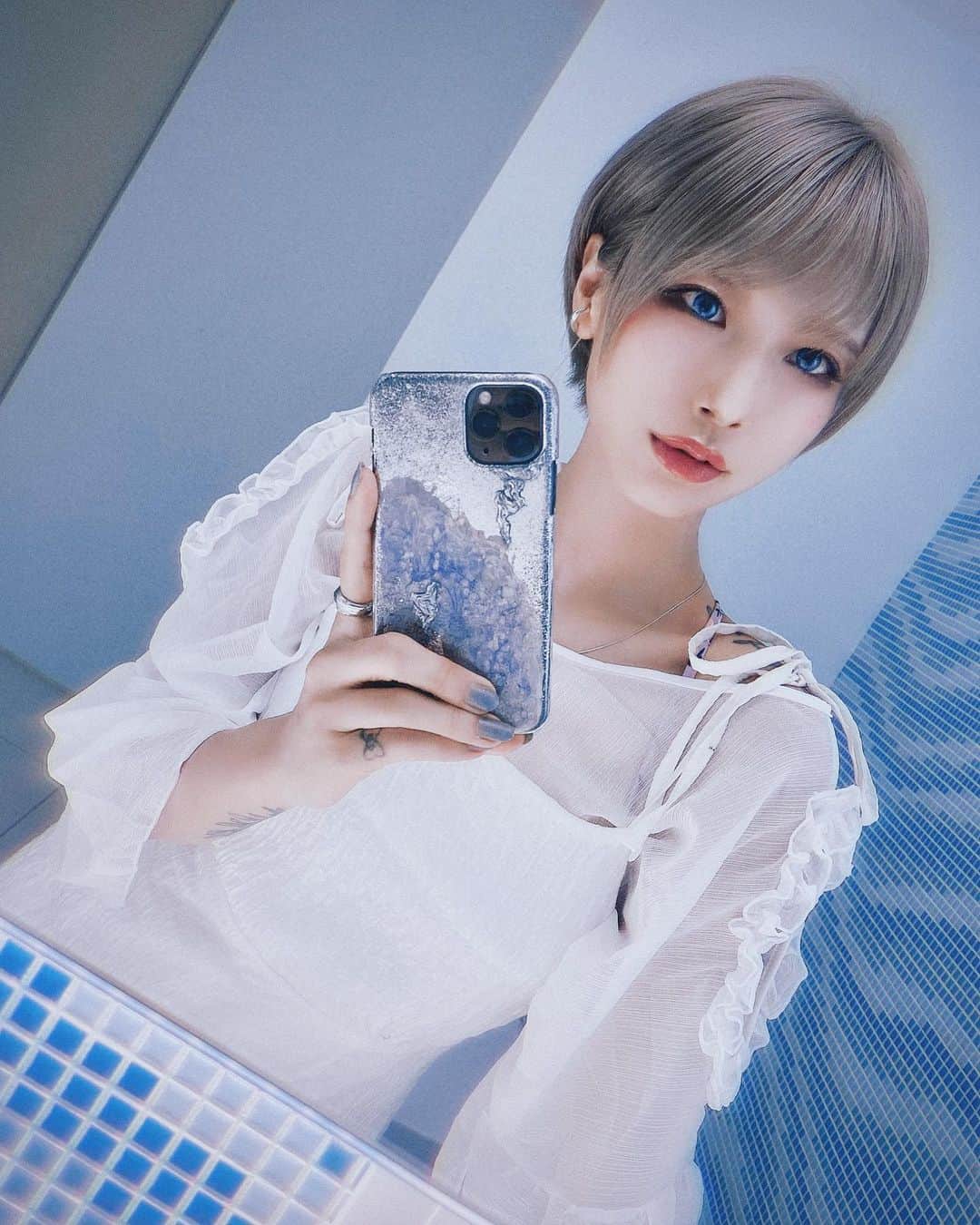 病夢やみいのインスタグラム：「水着エアサイバー第一弾のとき 鏡越しってどこ見たらいいかわからないいつも💭  #mirrorselfie#ootd#hairstyles#blueeyes  #ショートカット#ショートヘア#ハイトーンショート #머리스타그램#헤어컬러링#오오티디#대일리룩」