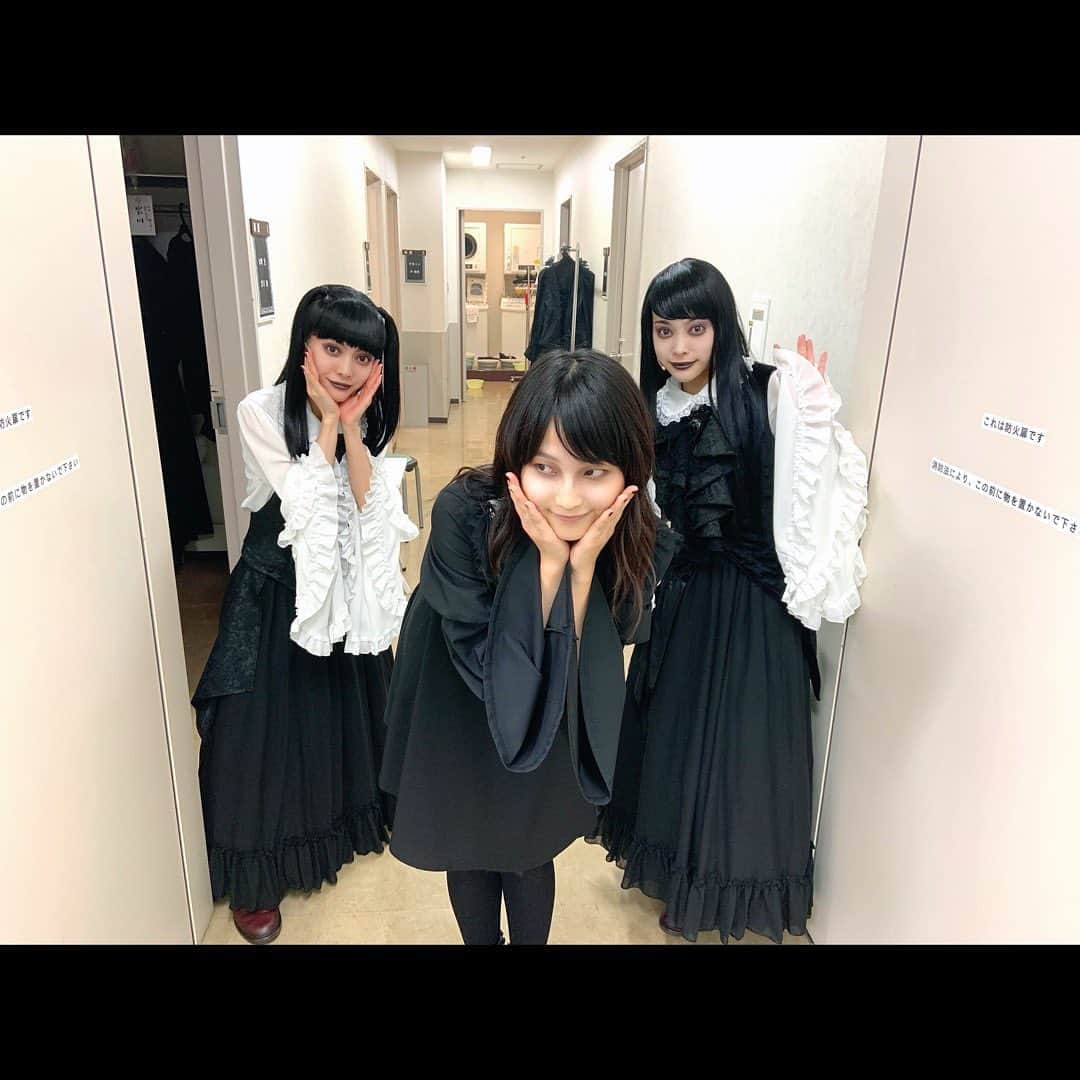 ＹＡＥ【MIO・YAE】のインスタグラム：「私達の楽屋にひょこって顔出してからのそのまま体育座りしてニコニコしてふふふって、、かわいかった💜 中心に立つ力強さと普段のギャップに驚かされます🥺 目の奥の輝きがすごい…！  大阪で一緒にたこ焼き食べたかったな〜🐙 #鞘師里保　ちゃん#MIOYAE#黑世界#TRUMPシリーズ#サンシャイン劇場」