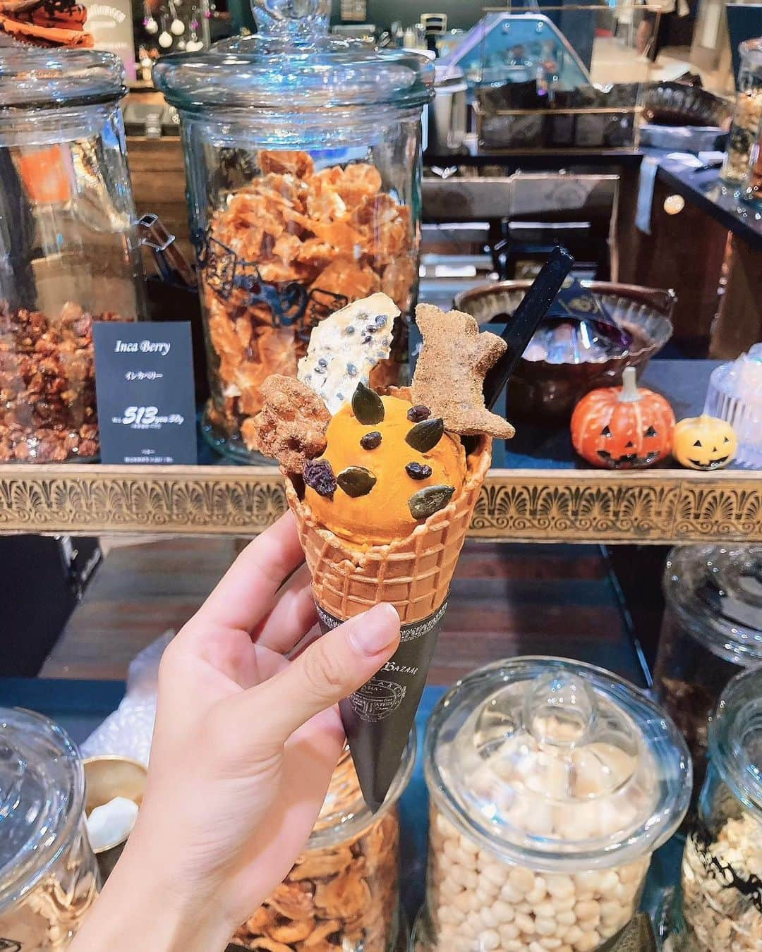 海江田麻貴さんのインスタグラム写真 - (海江田麻貴Instagram)「ㅤㅤㅤ  ㅤㅤㅤ カボ🎃💜  ㅤㅤㅤ  ㅤㅤㅤ #砂糖不使用 #すきなお店  ㅤㅤㅤ  #fareastbazaar #autumnfood #秋の味覚 #pumpkin #パンプキン #パンプキンスイーツ #デーツ#dates #砂糖不使用スイーツ #ジェラート #gelato #ナッツ #nuts #sweets #ヘルシースイーツ #デーツ #ドライフルーツ #dryfruits #dryfruit #大阪カフェ #梅田カフェ」10月4日 21時25分 - _makiii0924_