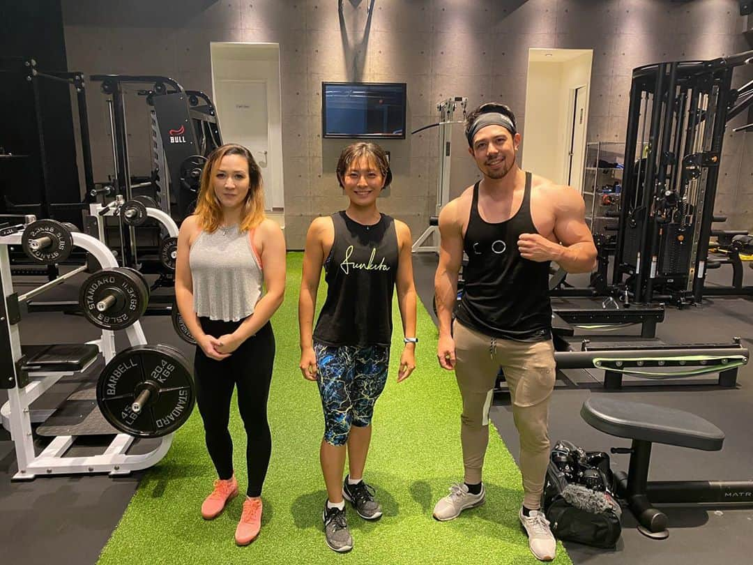 髙津奈々さんのインスタグラム写真 - (髙津奈々Instagram)「@kanekinfitnessgym に行ってきました🏋🏽‍♂️🏋🏽‍♂️  なんと @kanekinfitness さんと　@maryfitcercise さんにお会いできました🔥😭  トレーニング後、写真も撮っていただき、ありがとうございました📸  #kanekinfitness #kanekin #カネキンジム #カネキン #フィットネス」10月4日 21時26分 - nanatakatsu