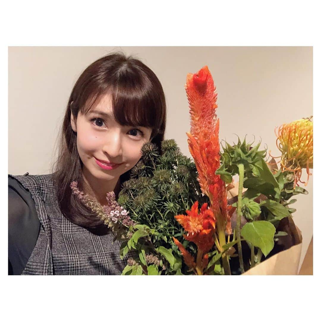 川村優希のインスタグラム：「家のお花も秋っぽく🍁 お花屋さんに1つずつ名前を教えて頂きました。 もっと詳しくなりたい...😌  #flowers #flowerstagram #flowerarrangement #flowerlovers #お花 #お花のある暮らし #フラワーアレンジメント #ピンクッション #ケイトウ #アスター #スプレーカーネーション #ヒマワリ」