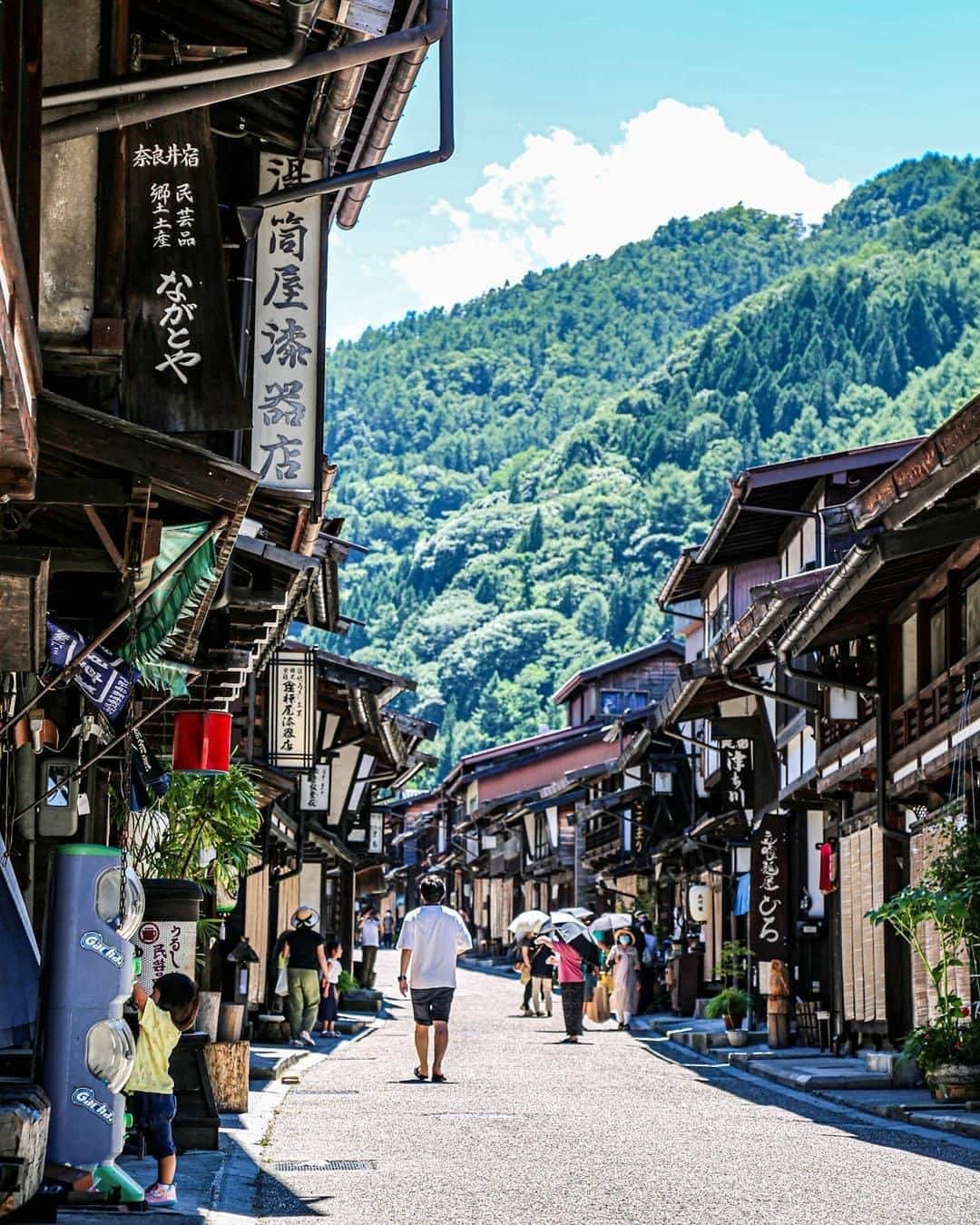 旅行メディア・じゃらん〈公式〉さんのインスタグラム写真 - (旅行メディア・じゃらん〈公式〉Instagram)「🎊フォトコンテスト結果発表🎊 . 2020年7月22日～2020年8月16日にじゃらん公式Instagram（@jalan_net）にて開催された 「日本の夏」フォトコンテストの受賞者を発表します。 ご応募いただいたみなさま、本当にありがとうございました。 . . ━━━━━━━━━━━━━━━ 日本の面影賞 . ▶▶受賞者 @miyakawagram　さん . ▶▶ロケーション 長野県 奈良井宿 . ▶▶選定コメント 情緒ある街並みは、古き良き日本の風景を表しているよう。差すような夏の日差しが写真から伝わってきます。 . ━━━━━━━━━━━━━━━ . .  賞の結果は、10/1発売の「じゃらん11月号」に掲載中❣ ご応募いただいたみなさま、本当にありがとうございました😃 . . #長野 #甲信越 #奈良井宿 #フォトコン #フォトコンテスト #コンテスト #じゃらん #休日 #おでかけ #観光 #観光地 #観光スポット #旅行 #旅行好きな人と繋がりたい #旅行好き #カメラ女子 #カメラ男子 #写真好きな人と繋がりたい #ファインダー越しの私の世界  #Japan #travel #travellers #trip #jalan #japantravelphoto #japantrip #japantravel」10月4日 20時00分 - jalan_net